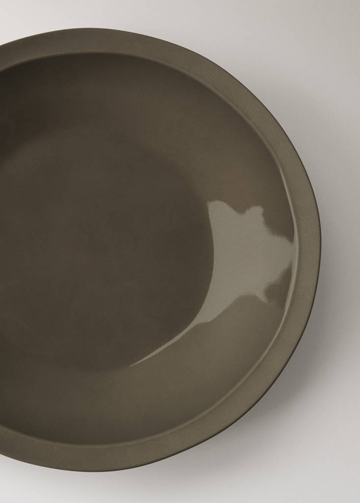 Recycled stoneware flat plate — Medium Brown