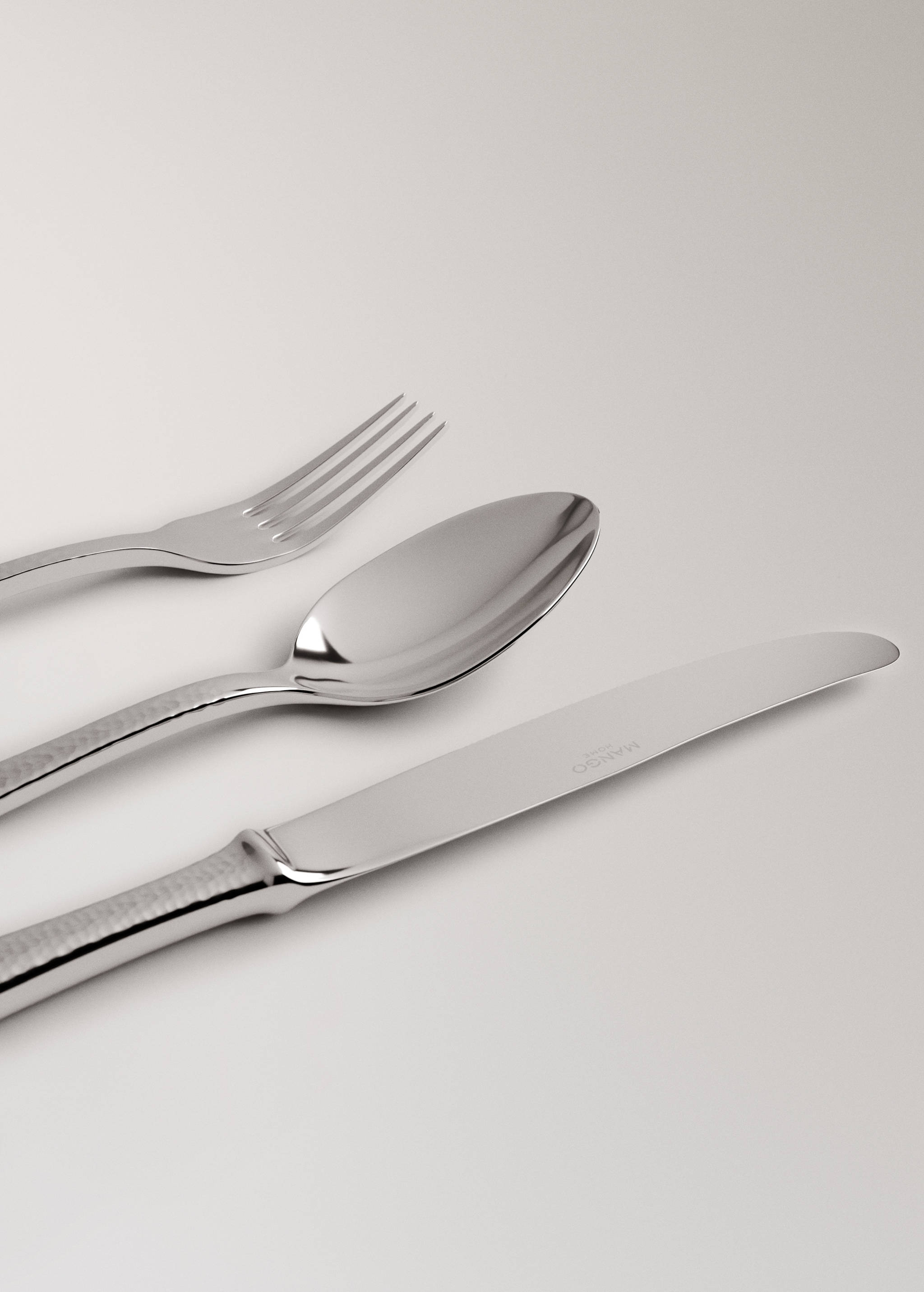 Three-piece hammered stainless steel cutlery set - Details of the article 1
