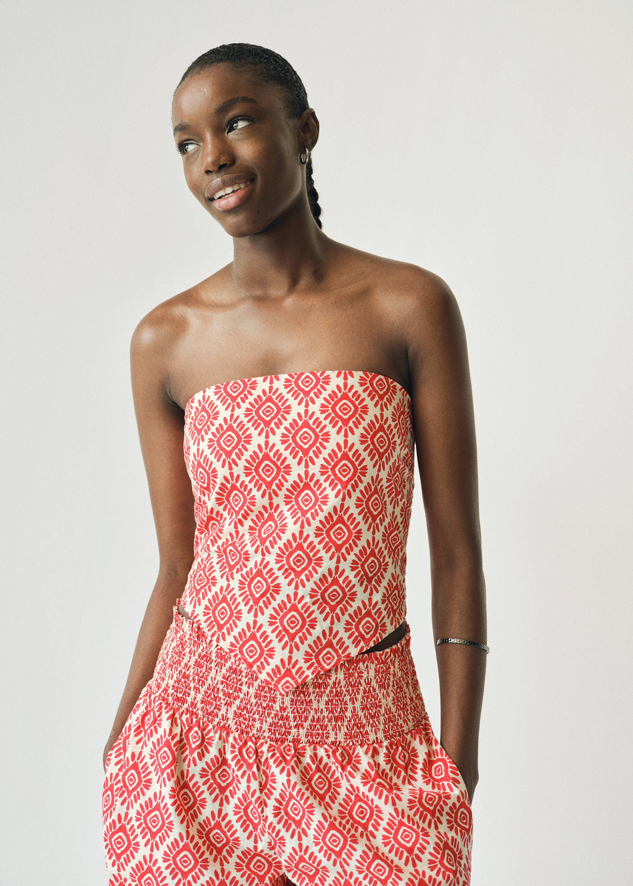 Gemustertes Top mit V-Ausschnitt - Mittlere Ansicht