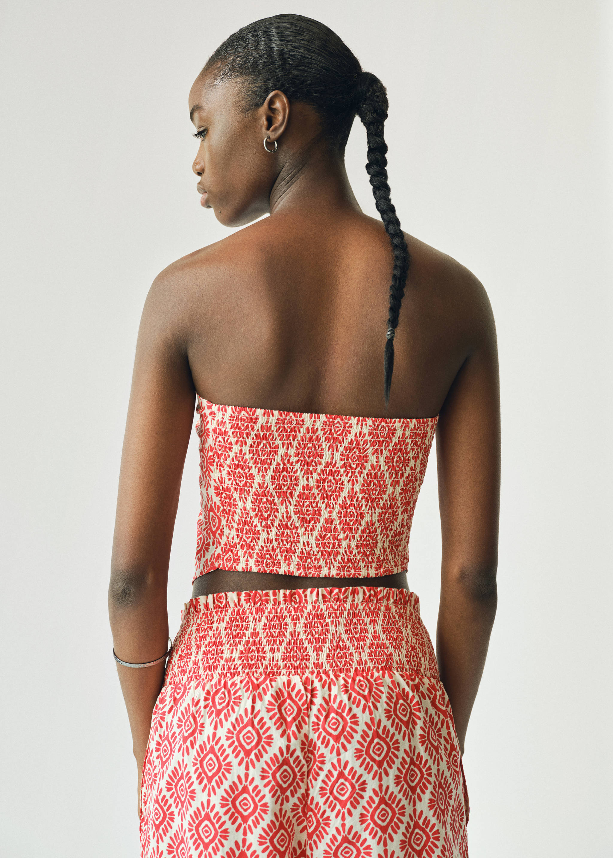 Gemustertes Top mit V-Ausschnitt - Rückseite des Artikels