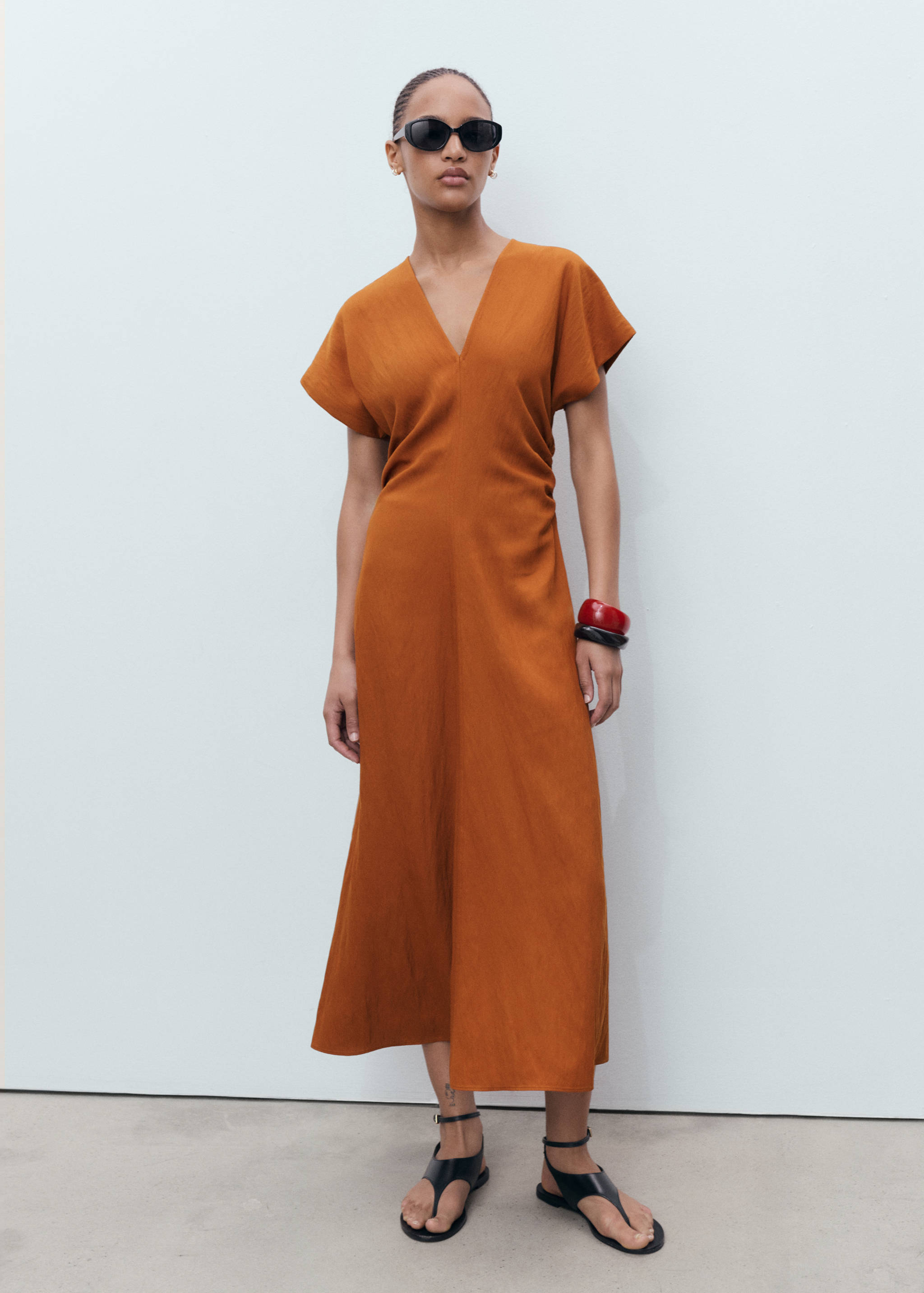 Midi-dress with gathered sides - General plane