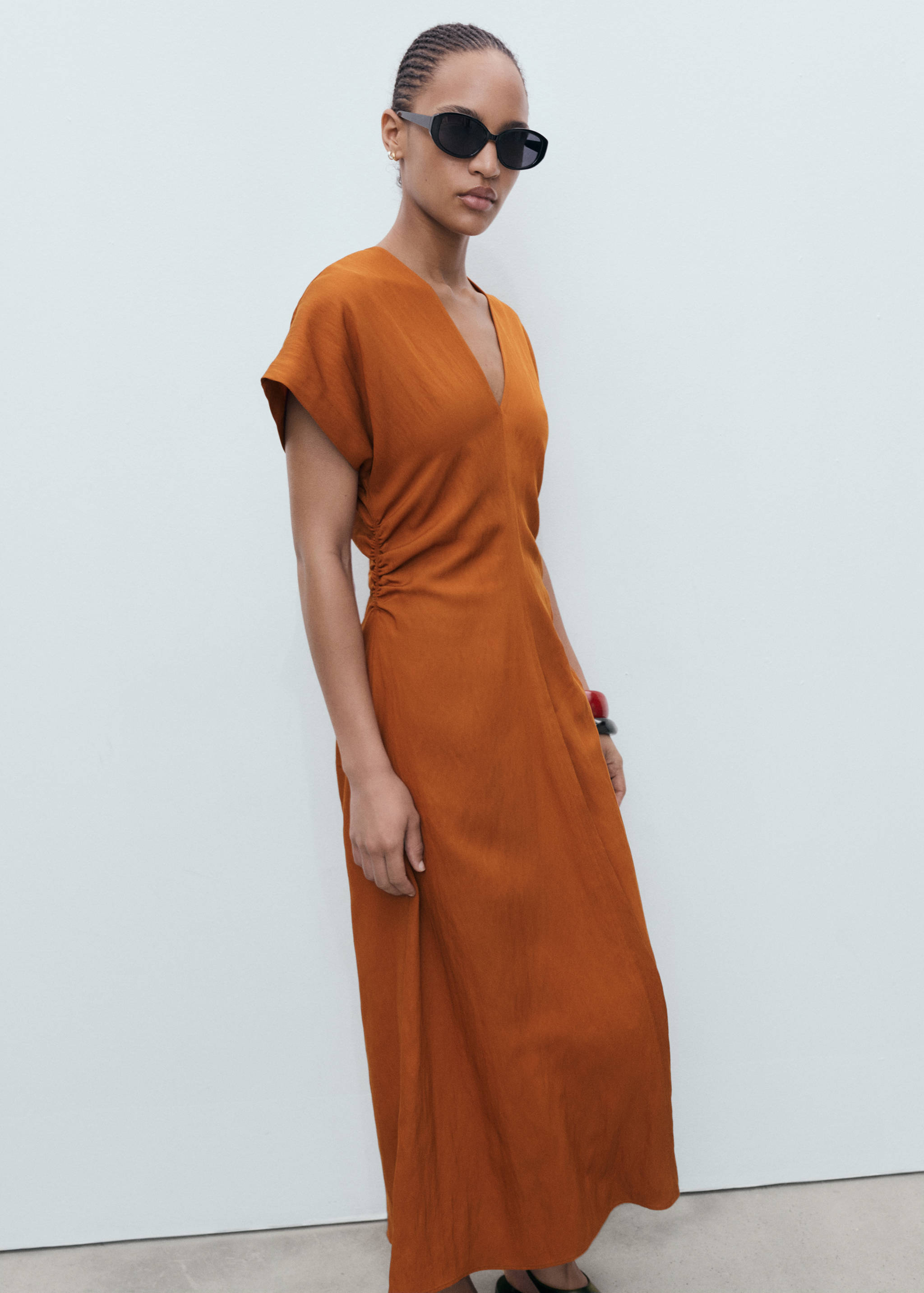 Midi-dress with gathered sides - Details of the article 2
