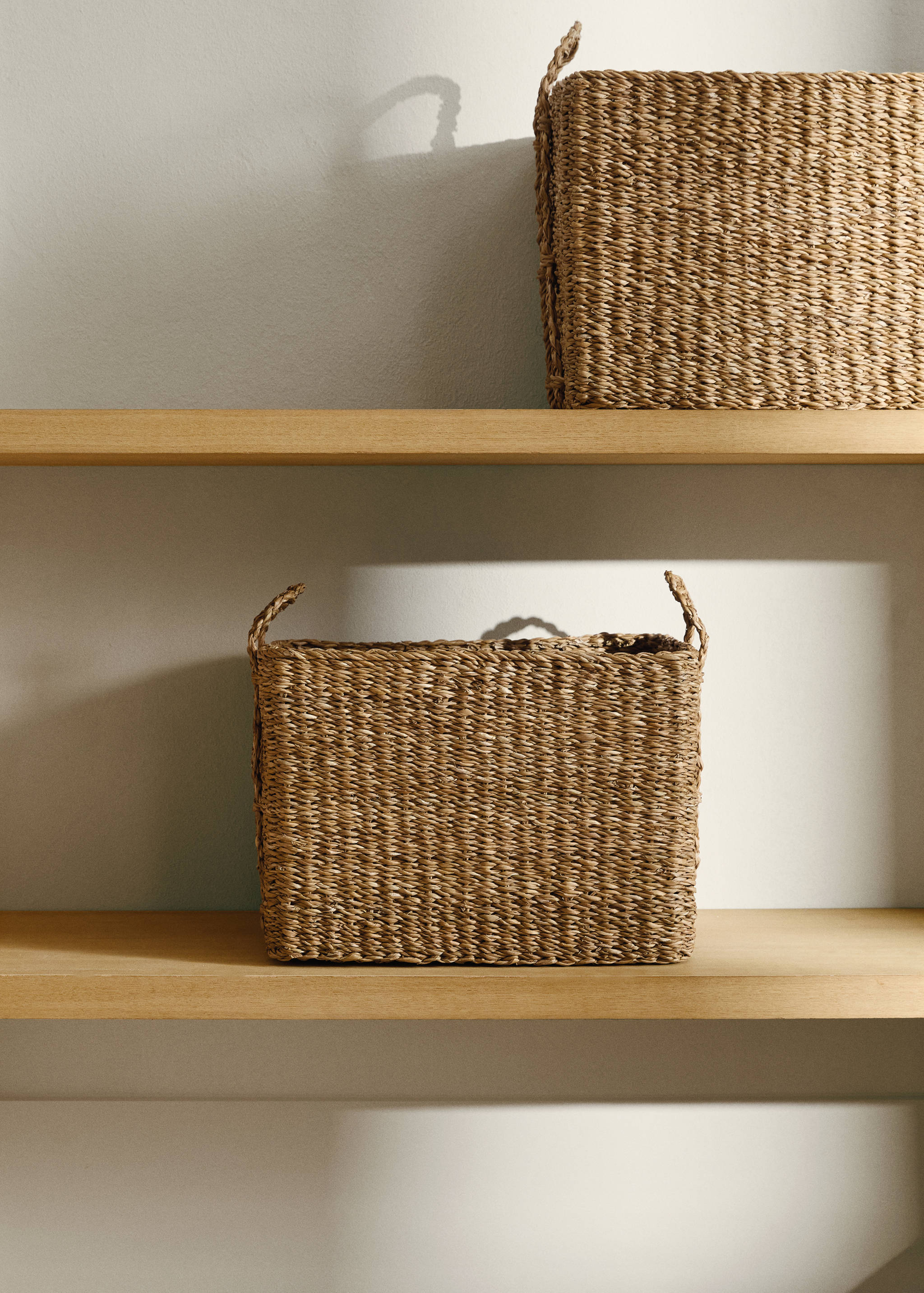 Medium braided seagrass basket with handles - General plane