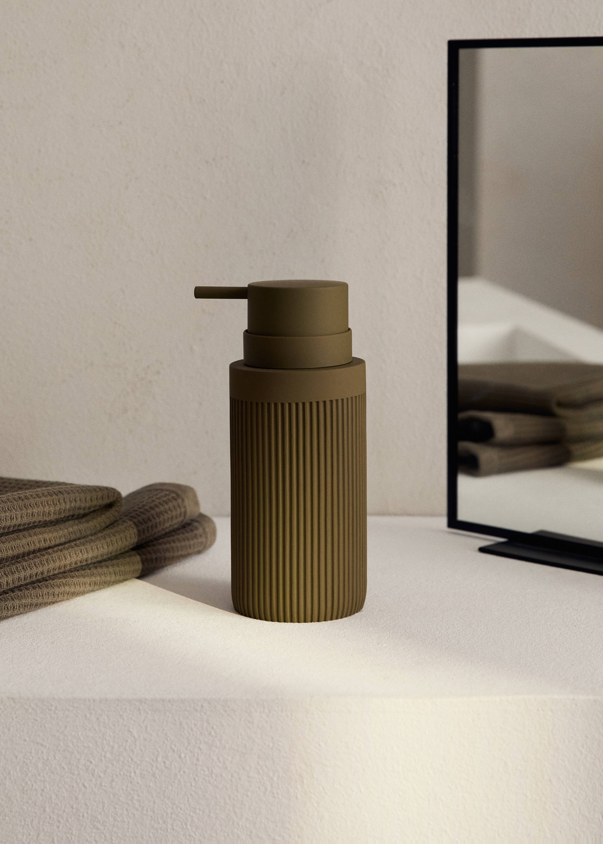 Диспенсър за сапун от смола - Обща равнина