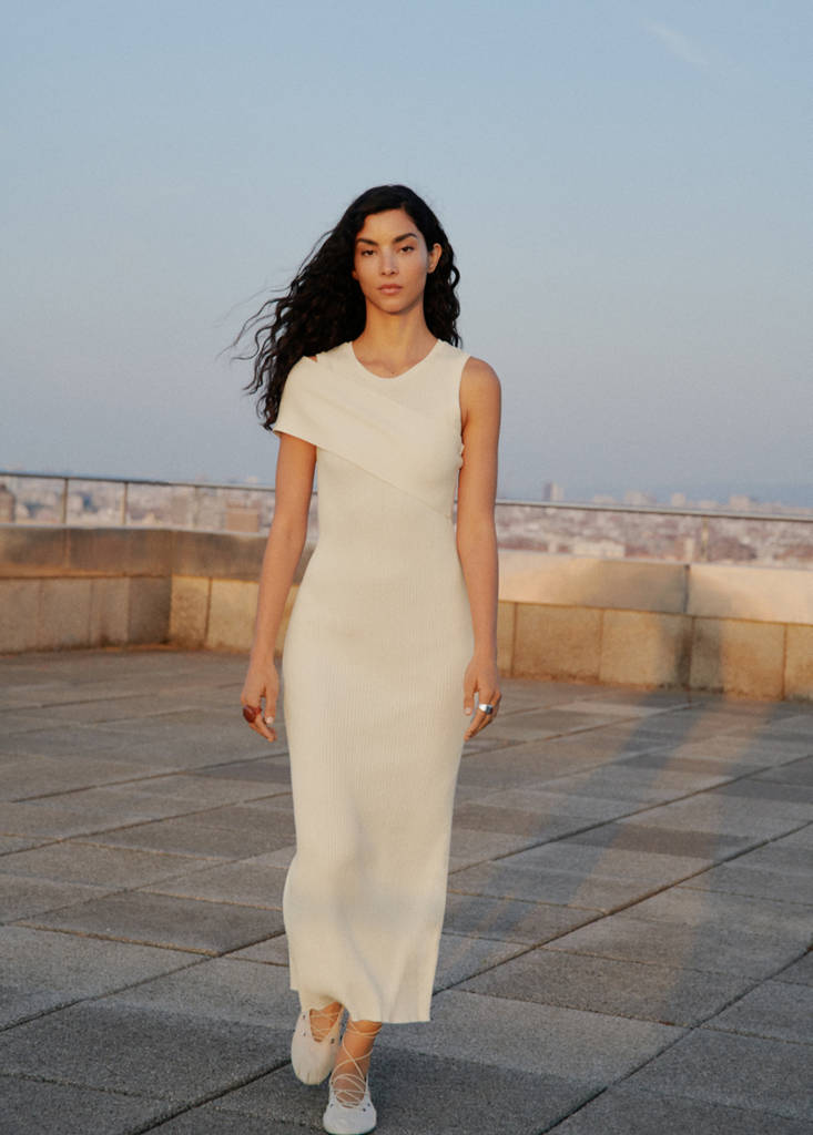 Ribbed dress with asymmetrical sleeves — White