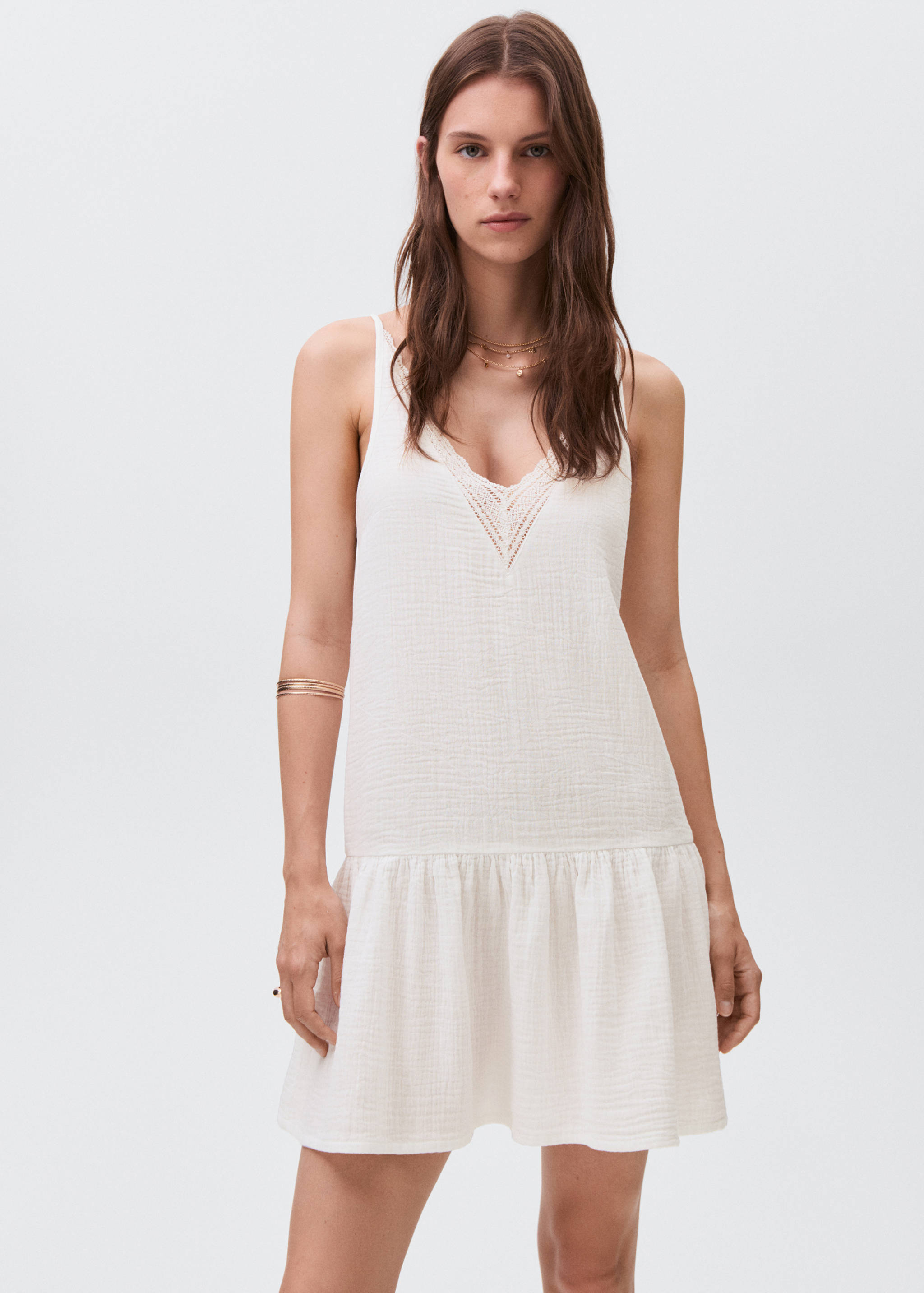 Robe à volant en dentelle - Plan moyen