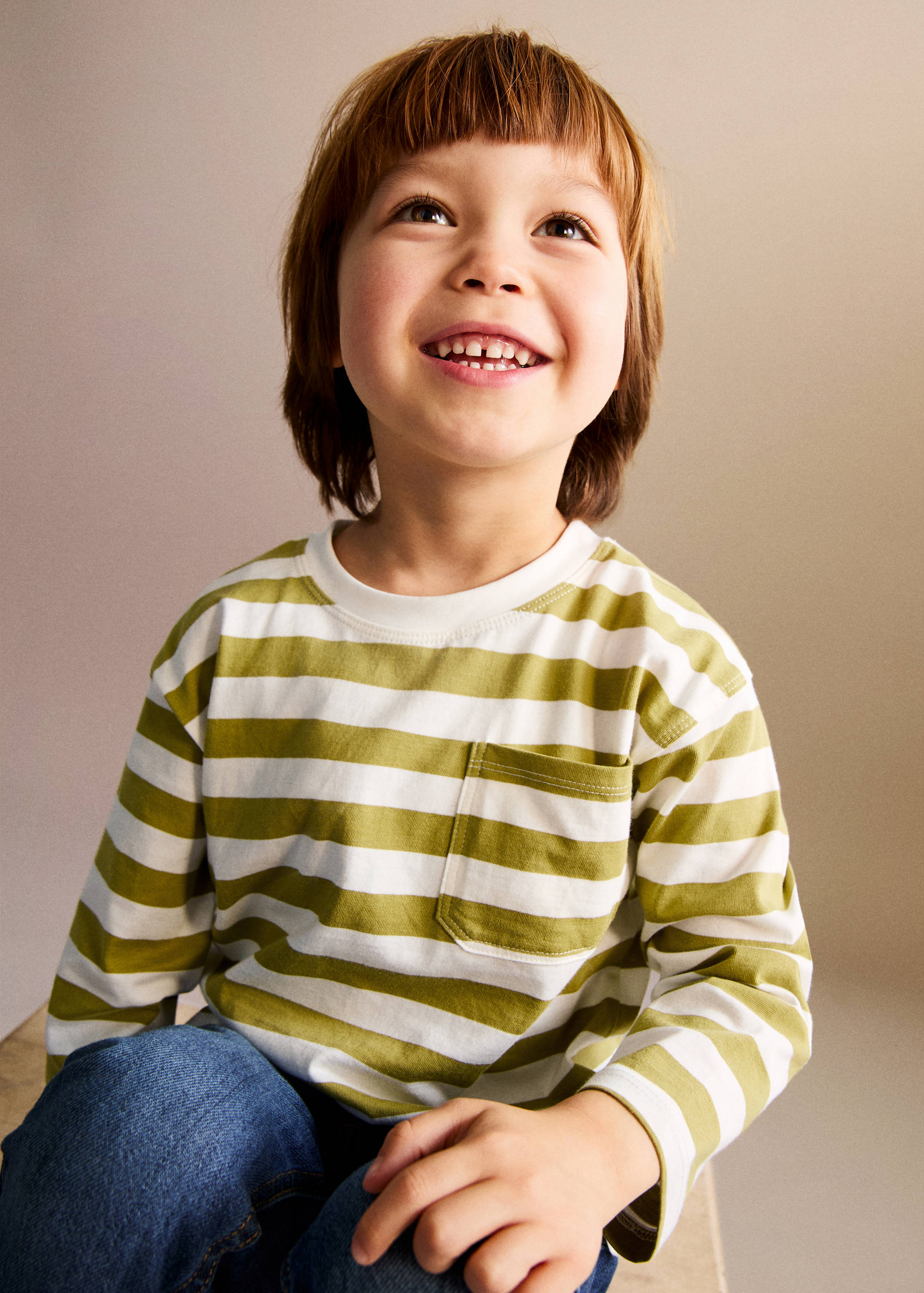 Tricou cu dungi cu buzunar - Plan general