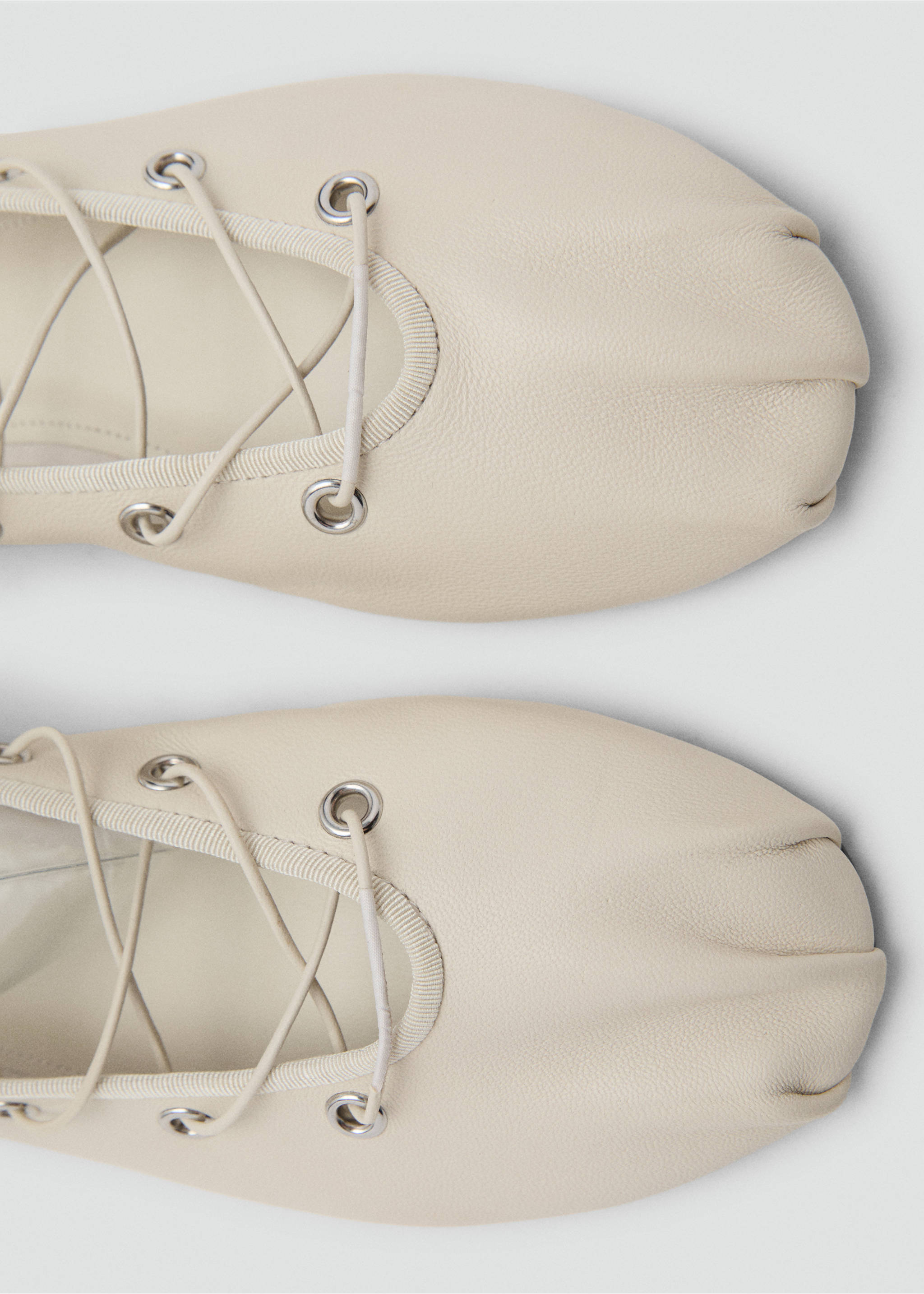 Bailarina piel tiras cruzadas - Detalle del artículo 1, Blanco. Ref: 17053303-00.