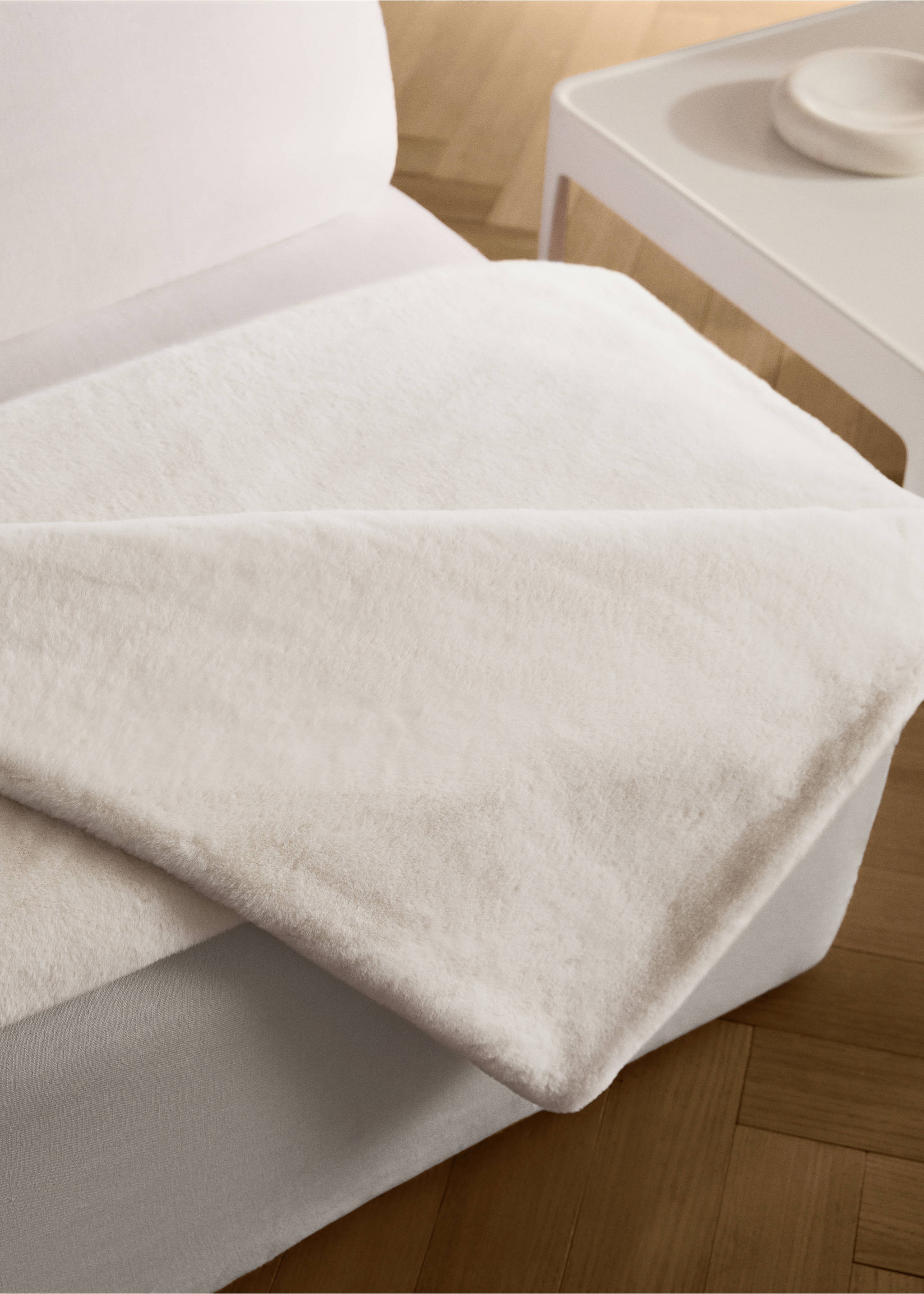 Medium double-faced faux-fur blanket - General plane, Ivory White. Ref: 17053312-00.
