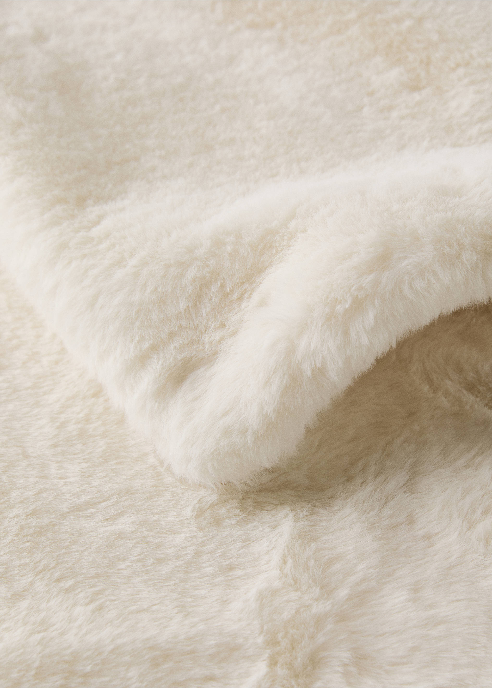 Medium double-faced faux-fur blanket - Details of the article 1, Ivory White. Ref: 17053312-00.