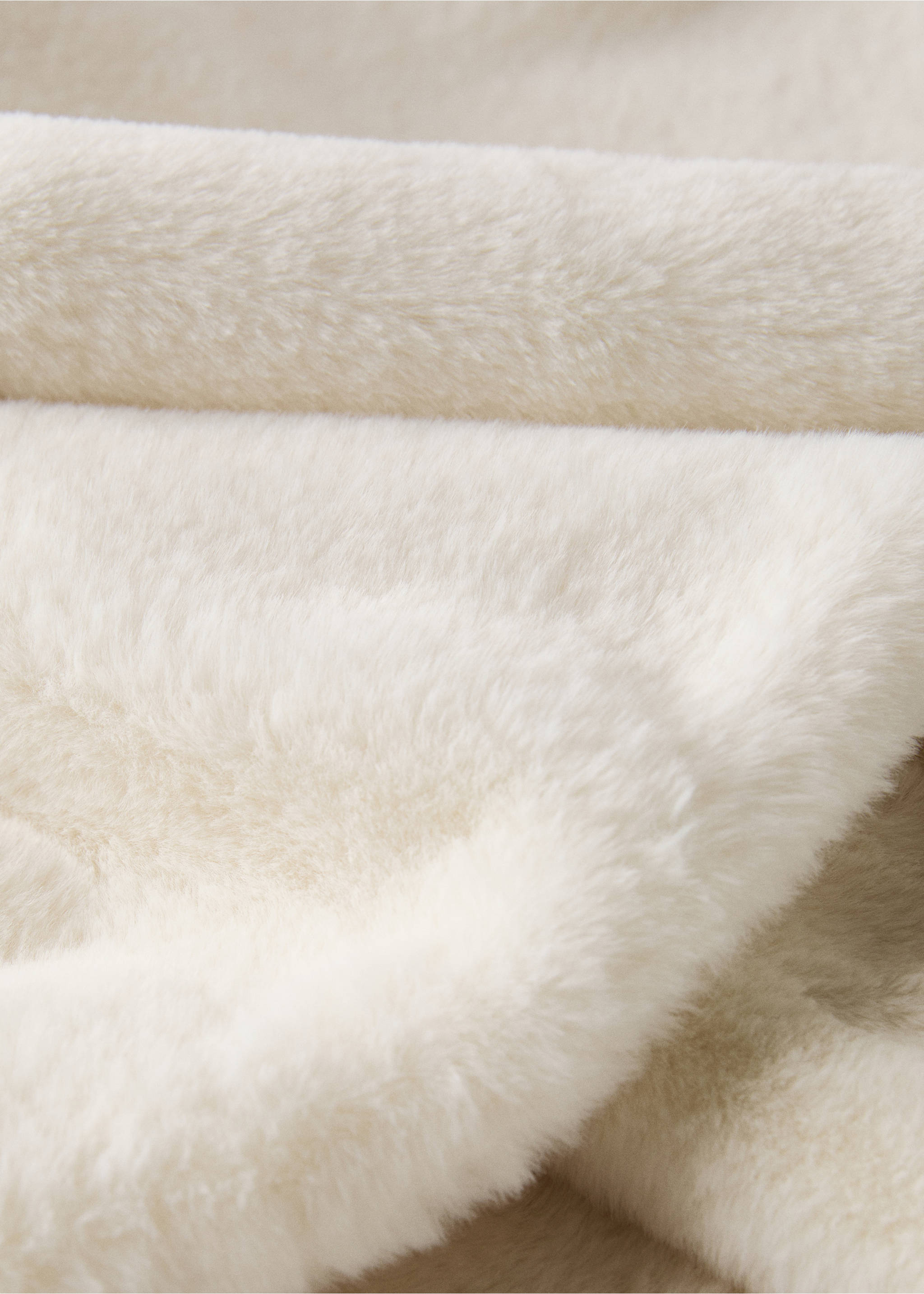 Medium double-faced faux-fur blanket - Details of the article 2, Ivory White. Ref: 17053312-00.