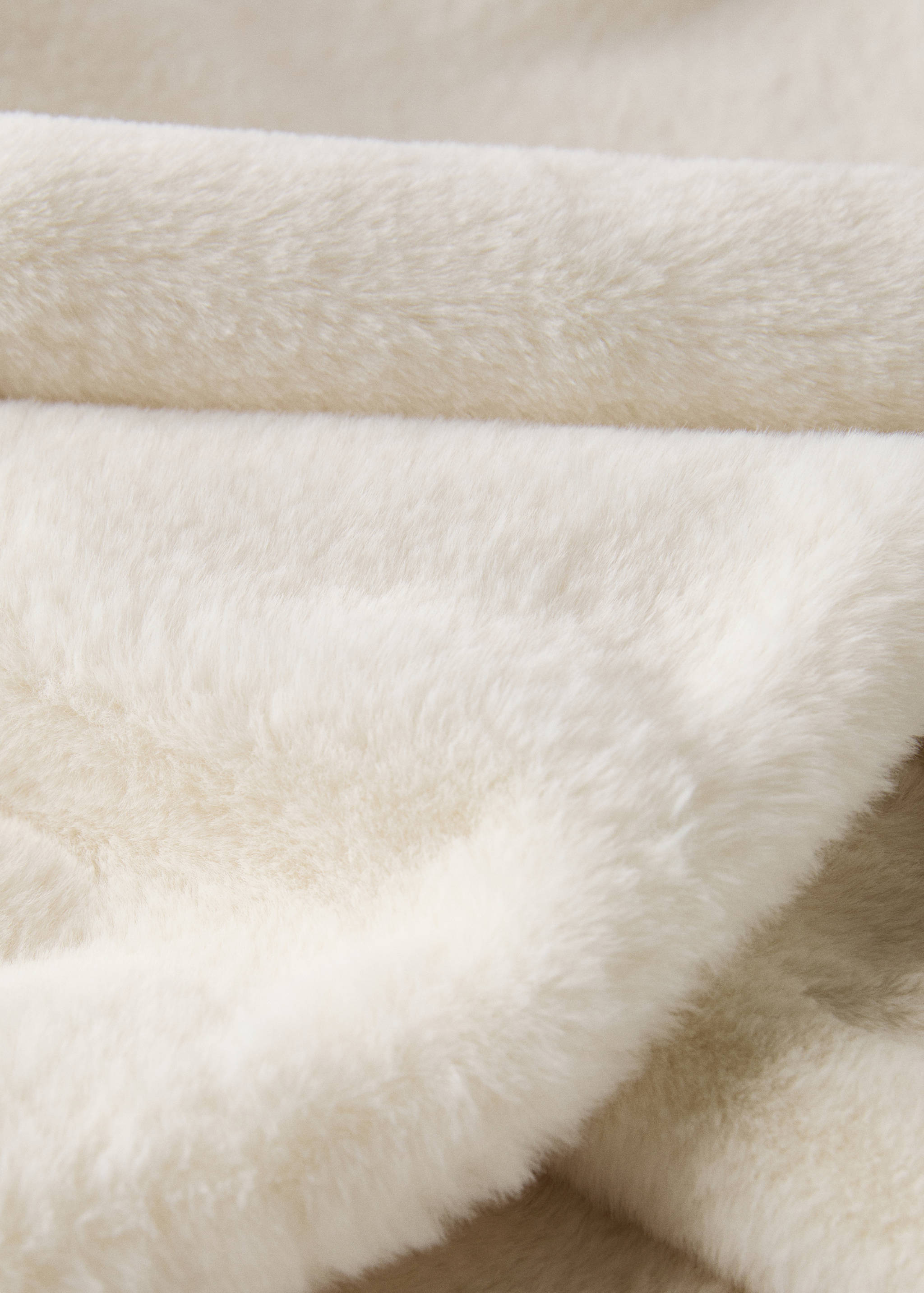 Medium double-faced faux-fur blanket - Details of the article 2