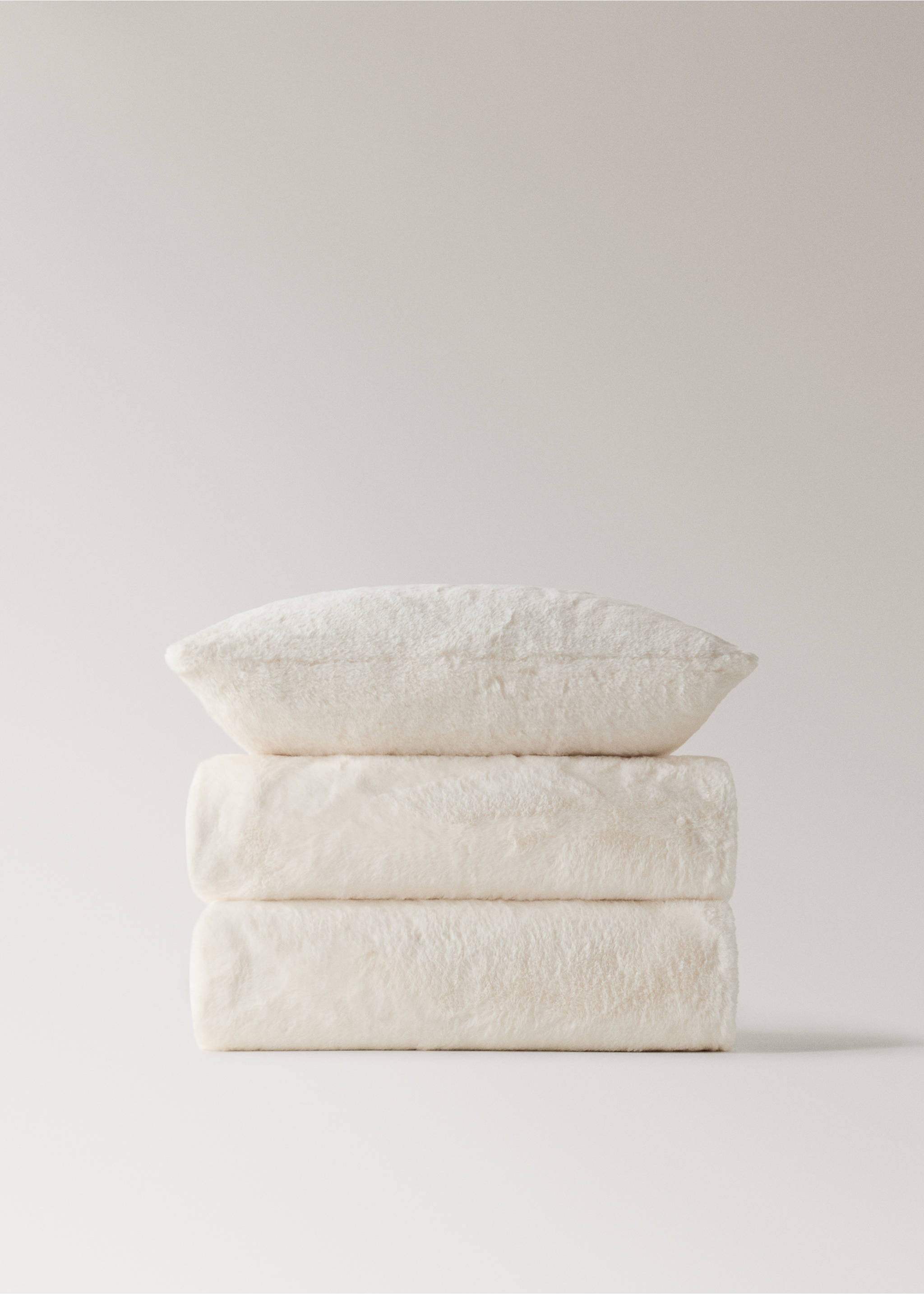 Medium double-faced faux-fur blanket - Details of the article 3, Ivory White. Ref: 17053312-00.