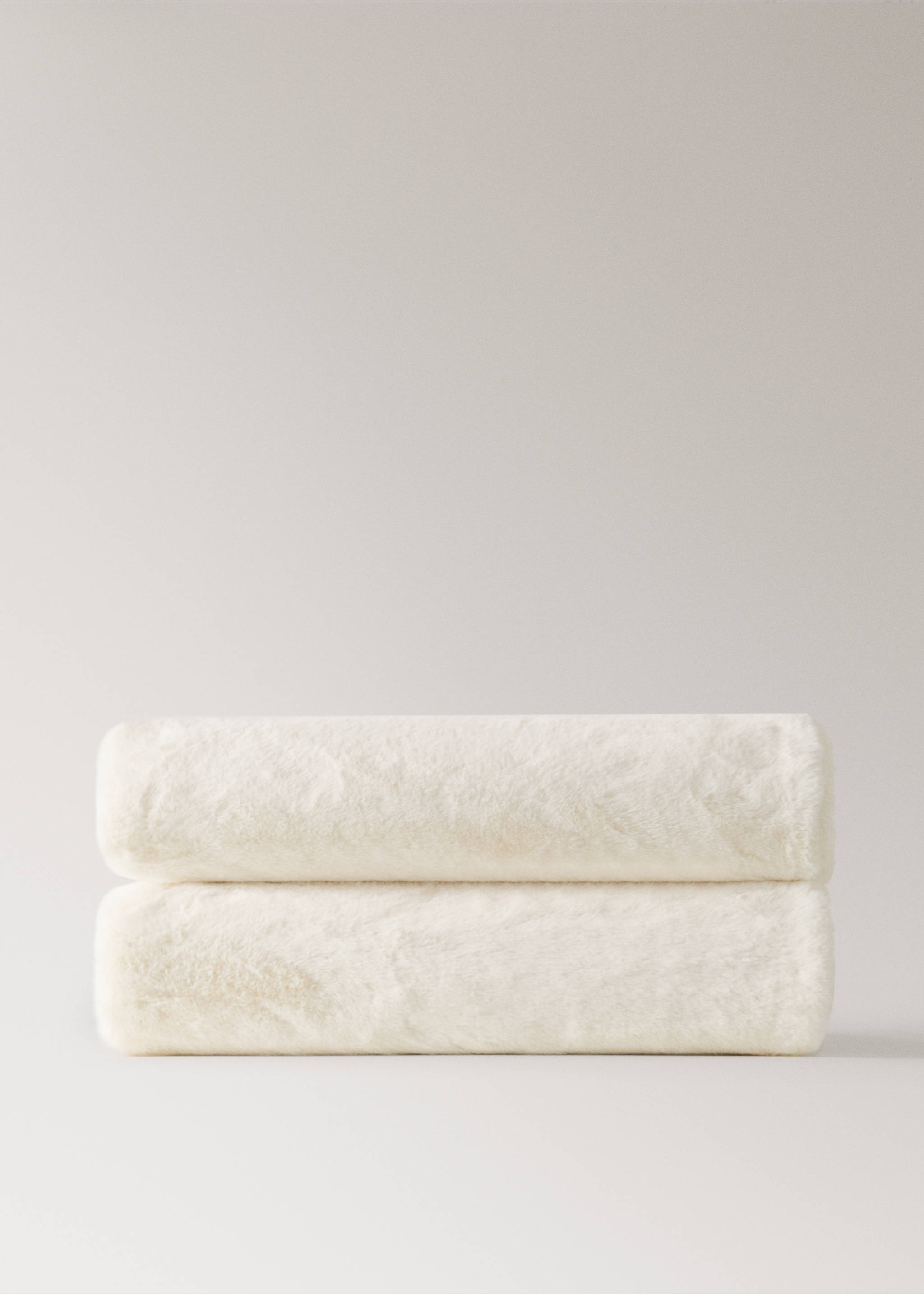 Medium double-faced faux-fur blanket - Article without model, Ivory White. Ref: 17053312-00.