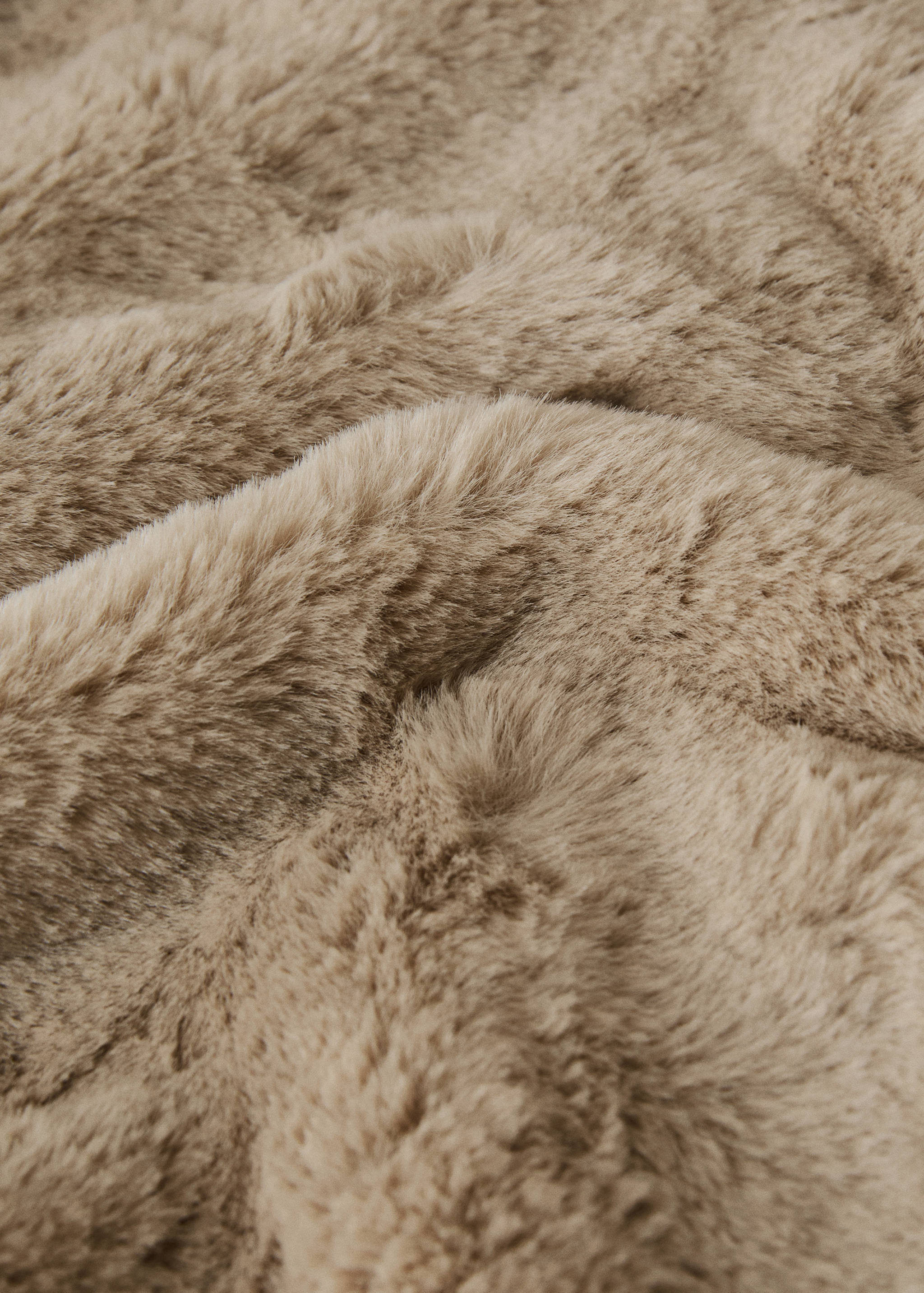 Medium double-faced faux-fur blanket - Details of the article 1