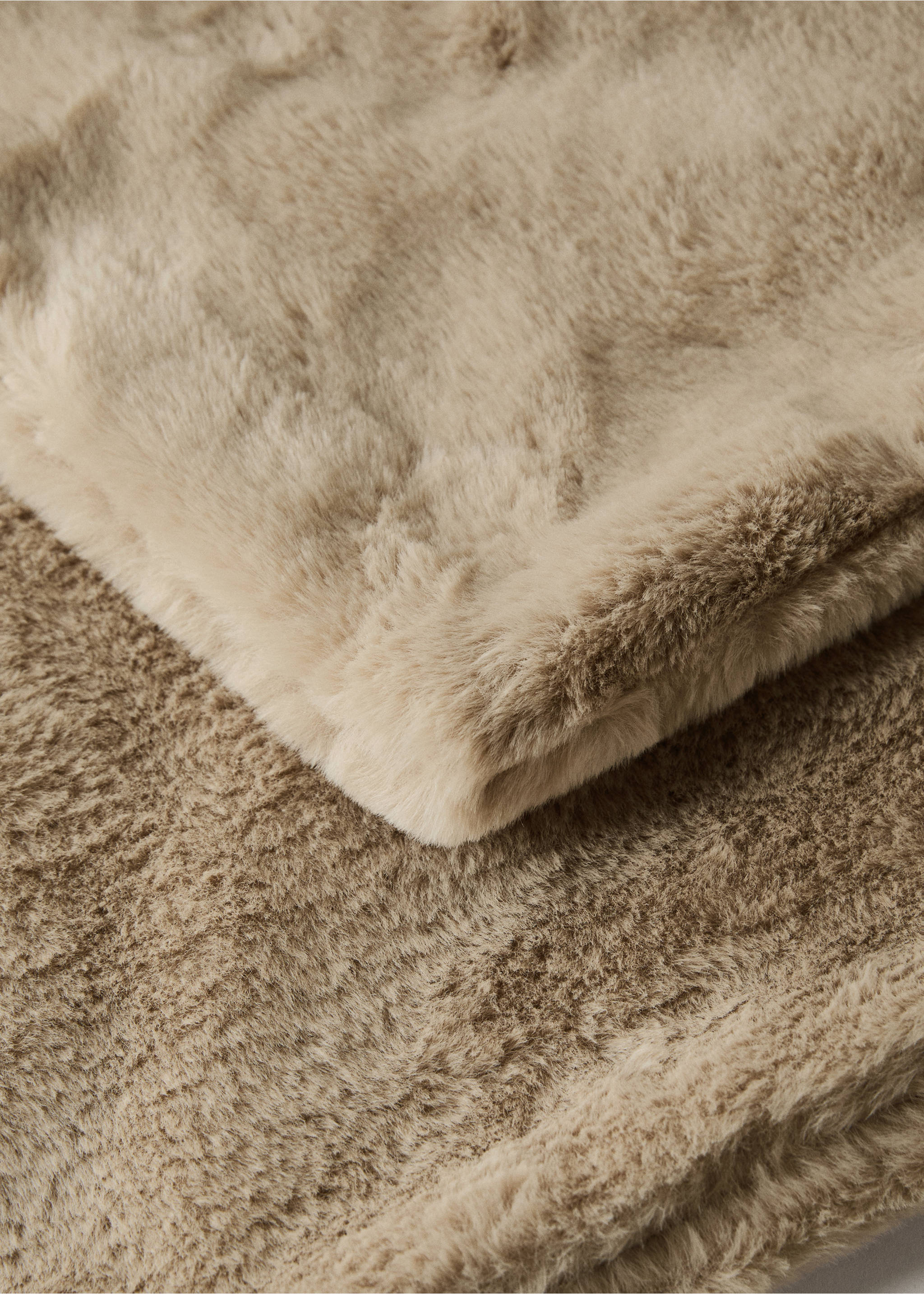 Medium double-faced faux-fur blanket - Details of the article 2, Chocolate. Ref: 17053312-00.