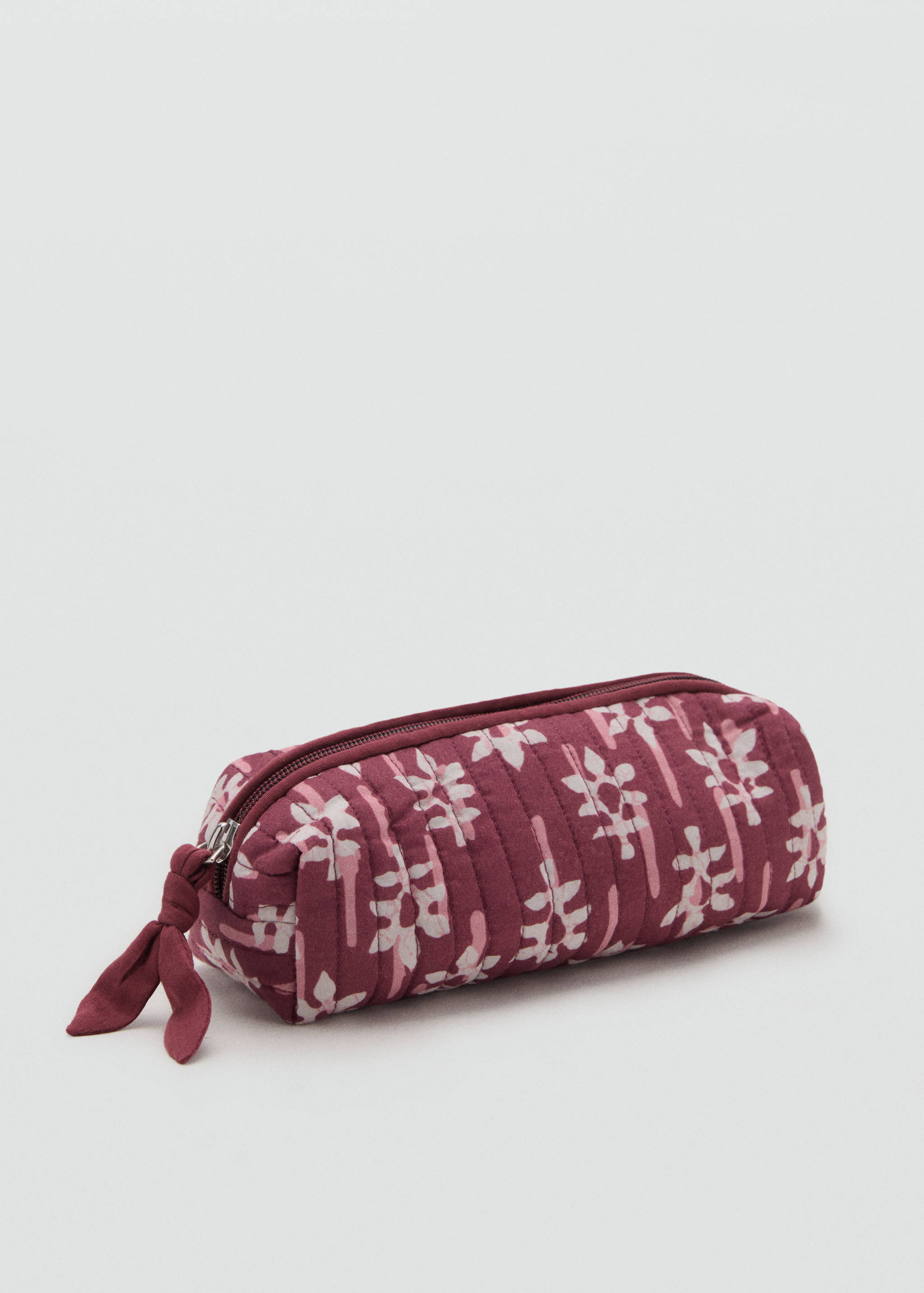 Estuche estampado floral - Plano medio