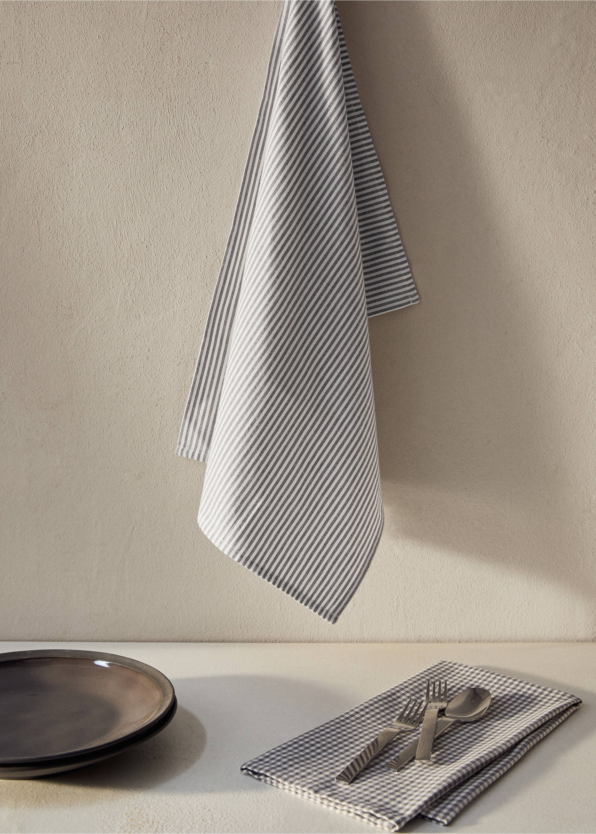 Kjøkkenhåndklær med rutemønster og striper - Total bildeutsnitt, Halvgrå. Ref: 17053327-00.