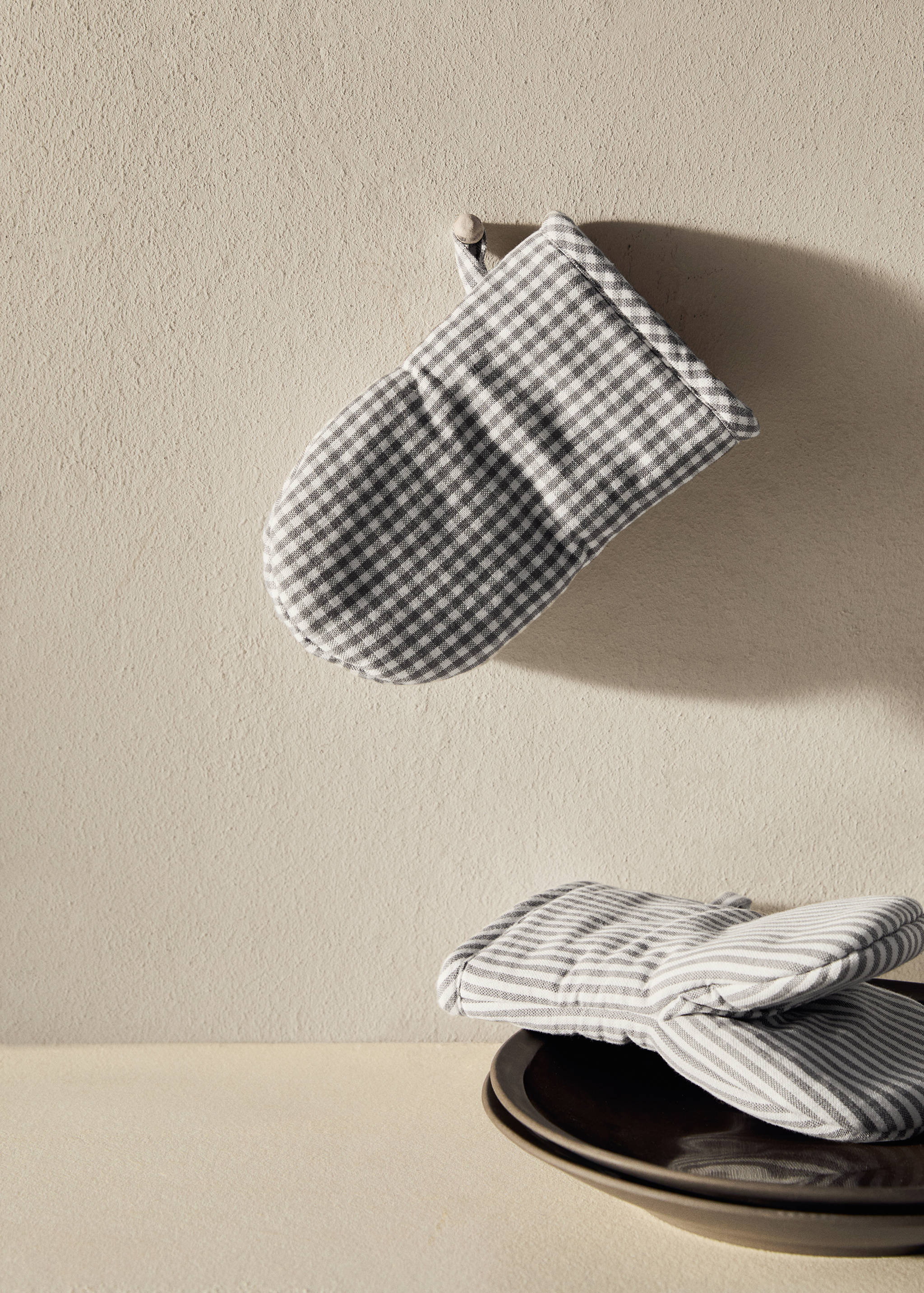 Check and stripe-print mitts - General plane