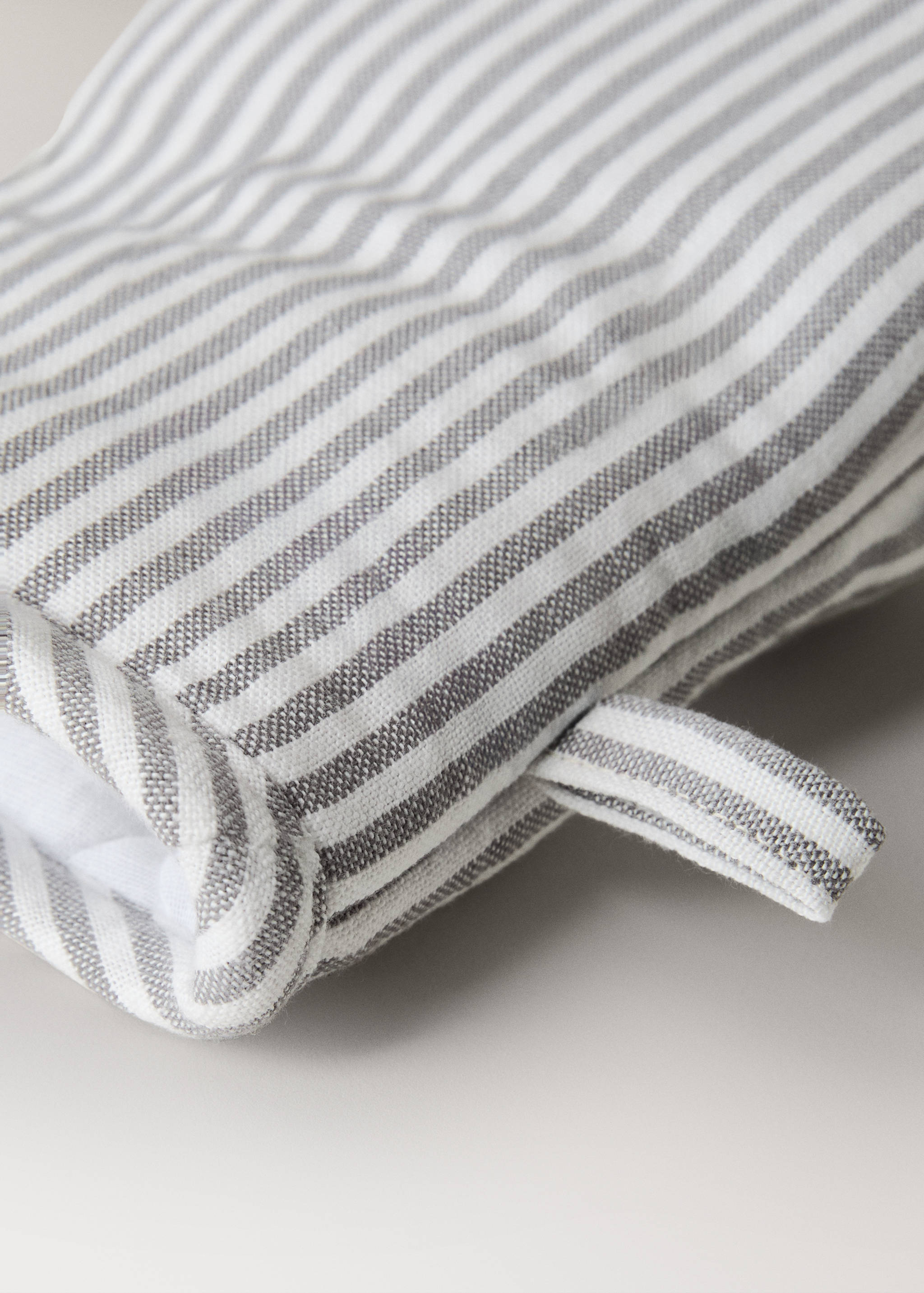 Check and stripe-print mitts - Details of the article 1