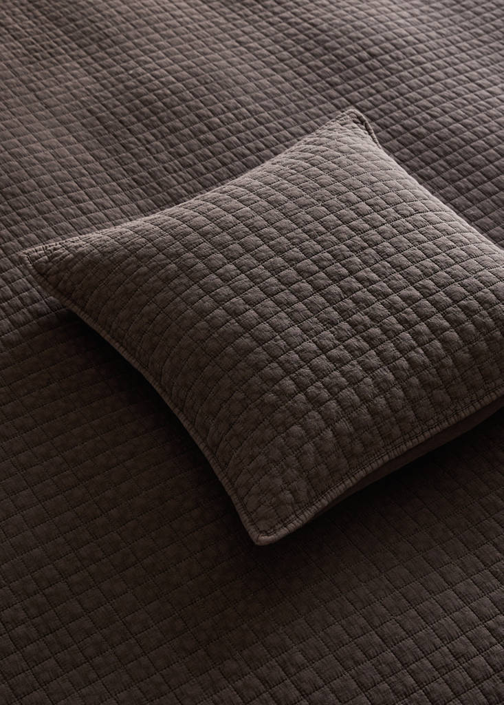 Garment-dyed cotton bed cushion cover 50x50 cm — Coffee