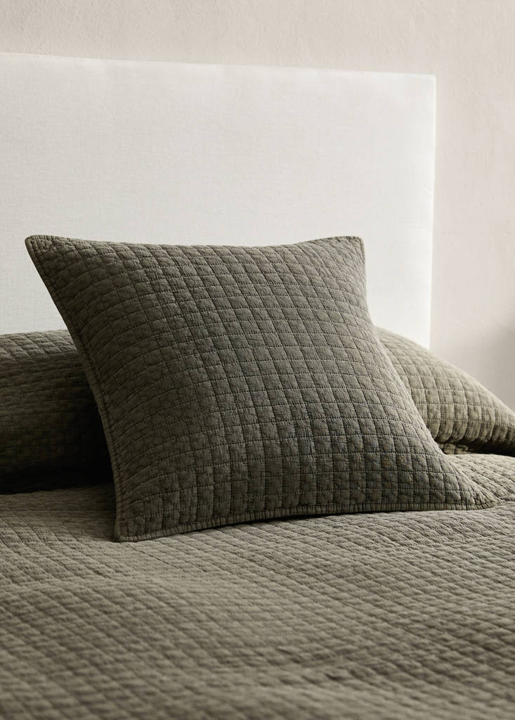 Garment-dyed cotton bed cushion cover 50x50 cm — Olive Green