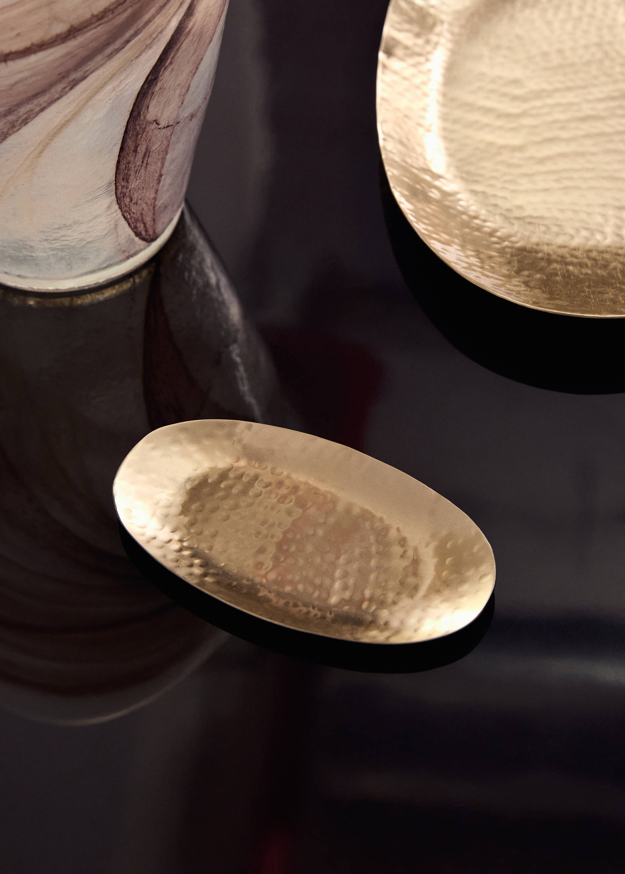 Medium golden decorative tray - General plane