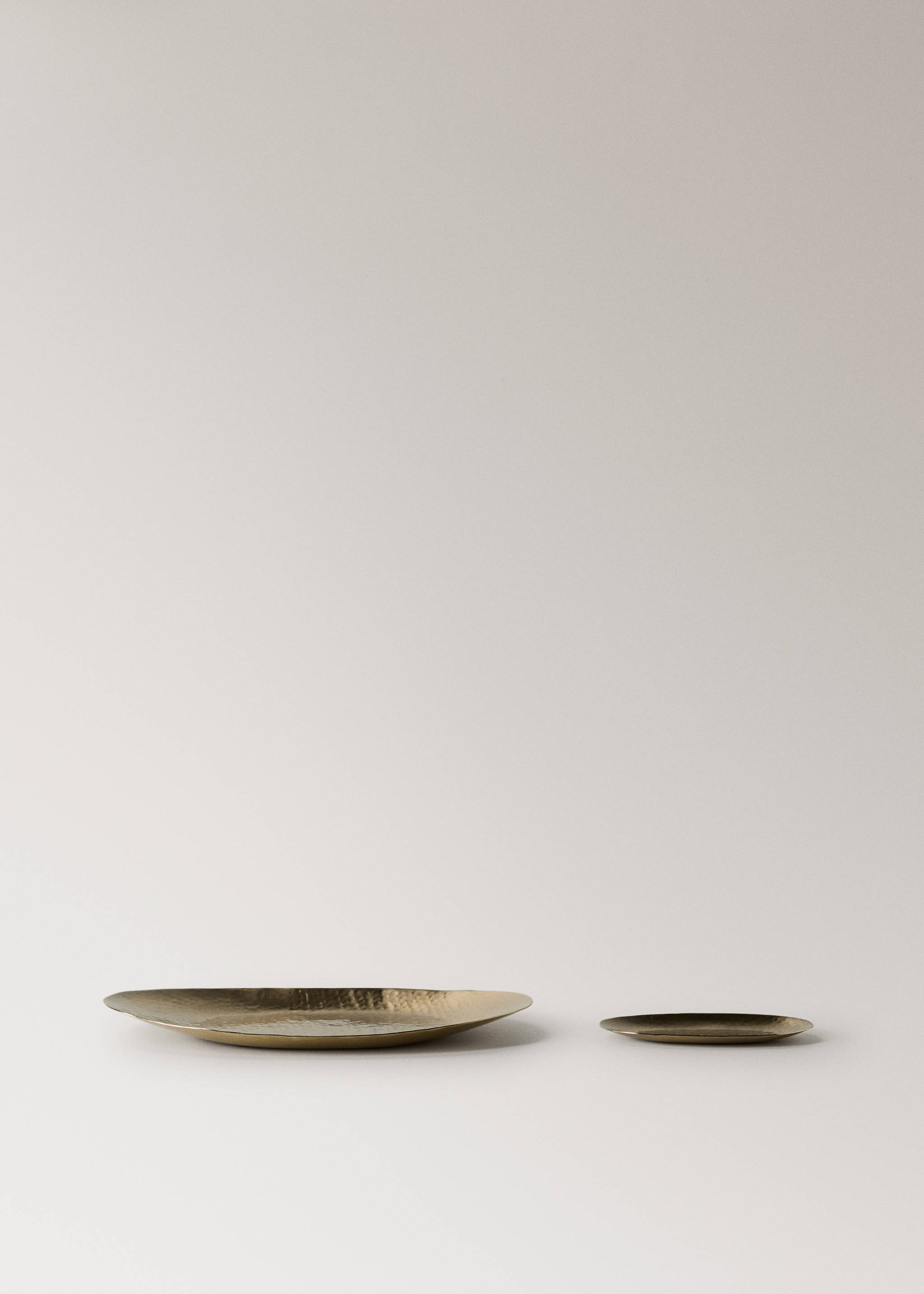 Medium golden decorative tray - Details of the article 3