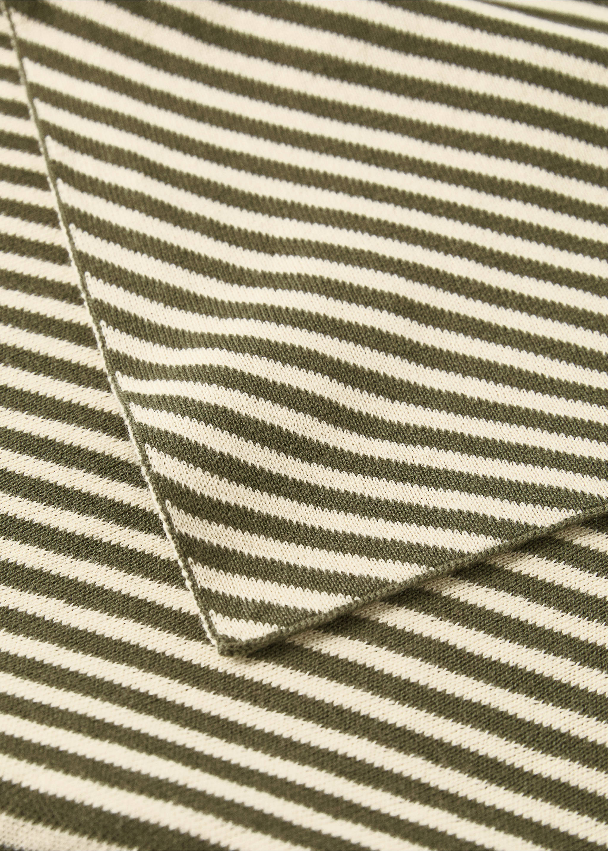 Cotton two-tone children’s blanket - Details of the article 1, Ink Blue. Ref: 17053822-00.