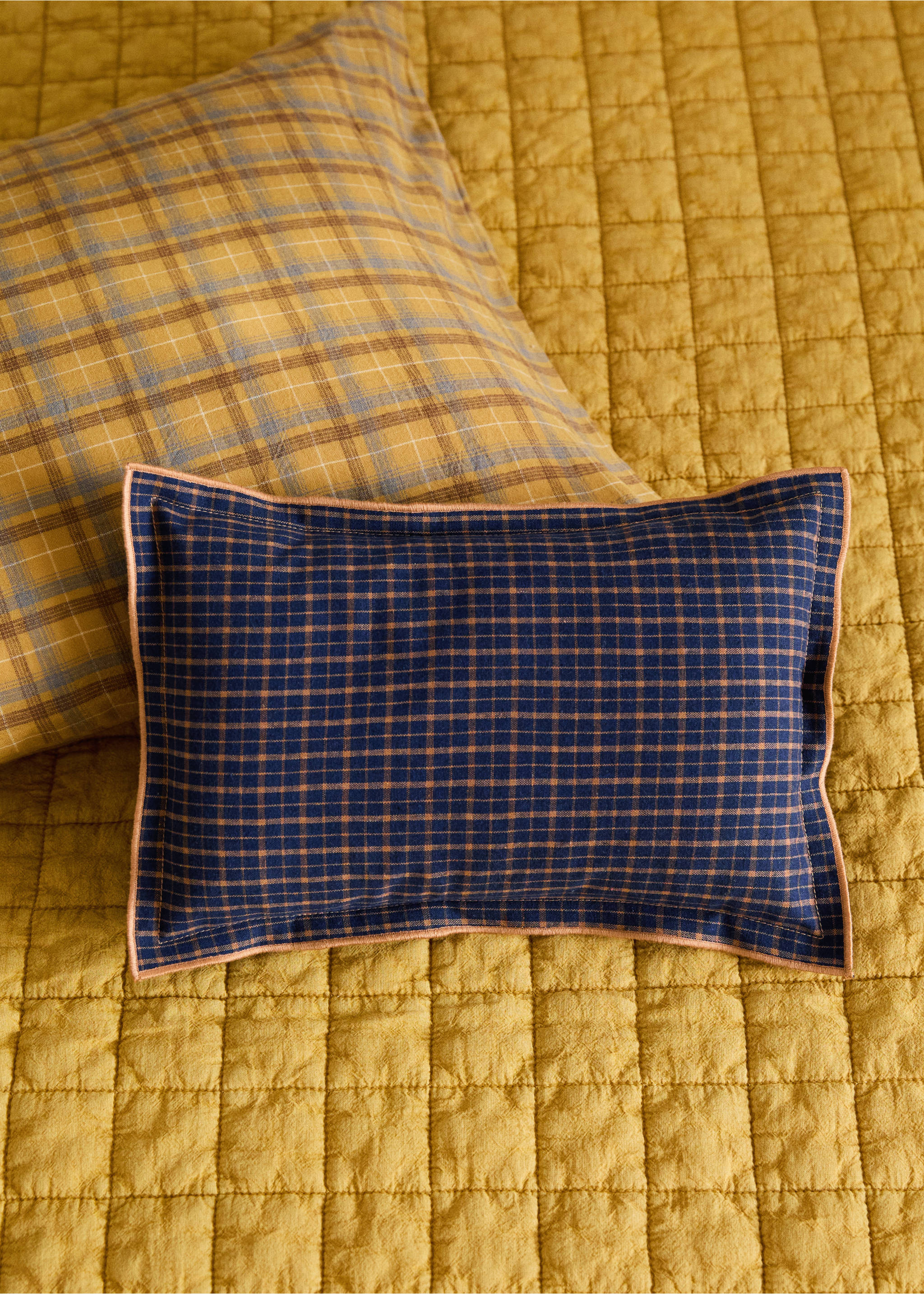 Çocuk için kare desenli overlok yastık kılıfı  20x30 cm - Genel plan, Gece Mavisi. Ref: 17053824-00.