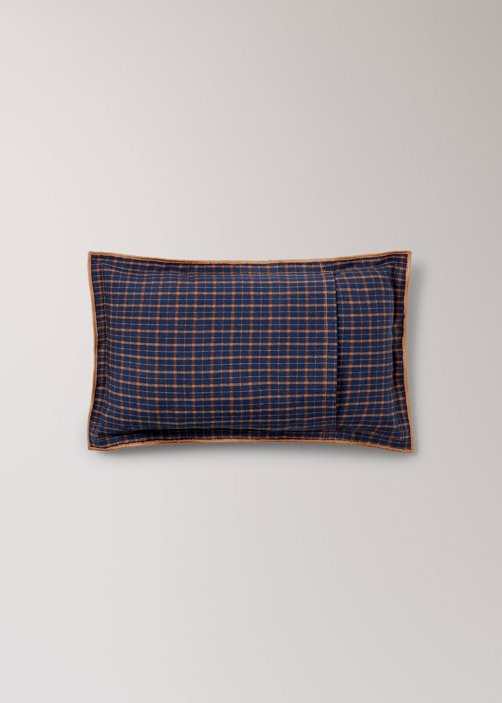 Children's cushion cover with check pattern and overlock stitching 20x30 cm - Details of the article 1