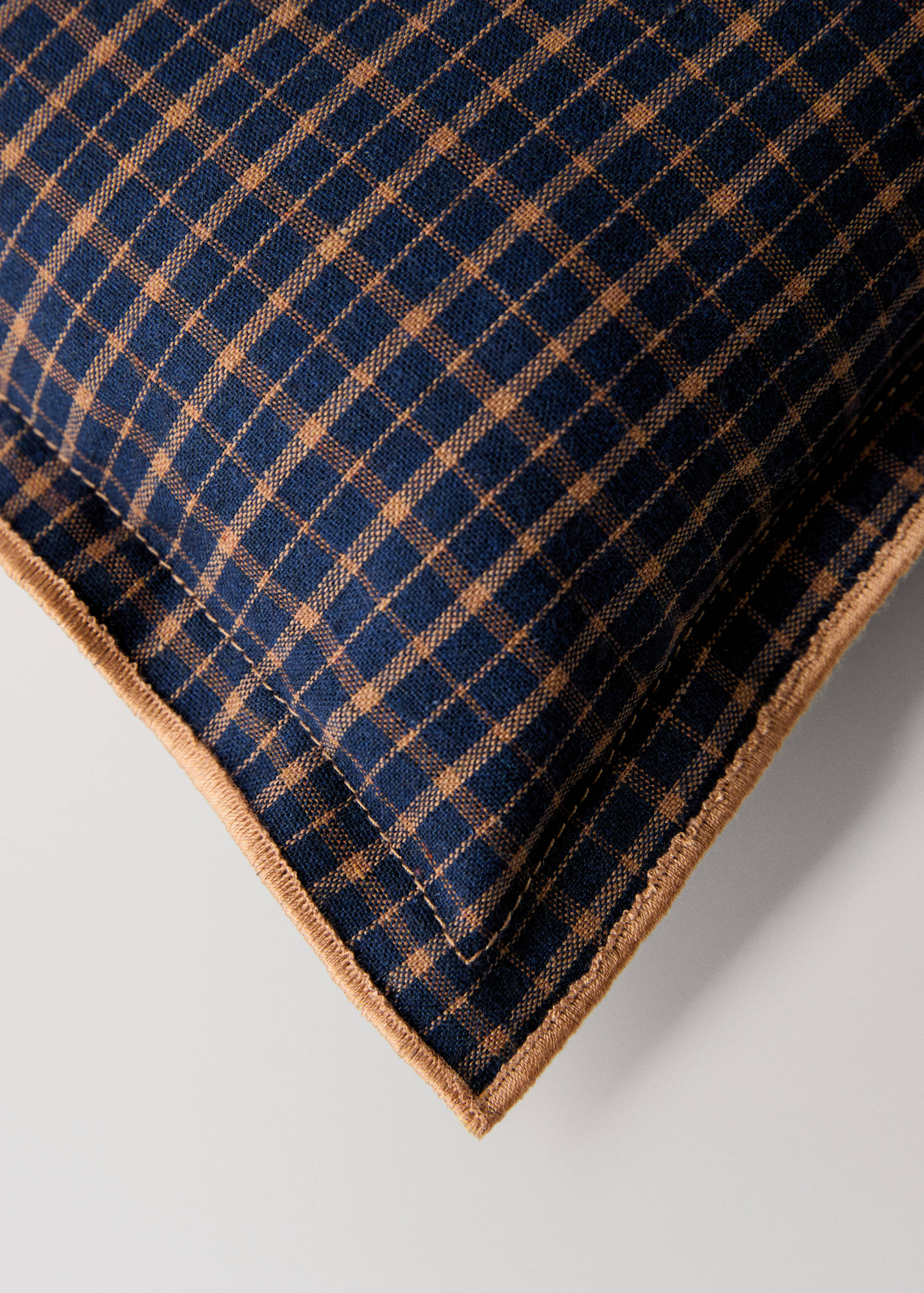 Children's cushion cover with check pattern and overlock stitching 20x30 cm - Details of the article 3