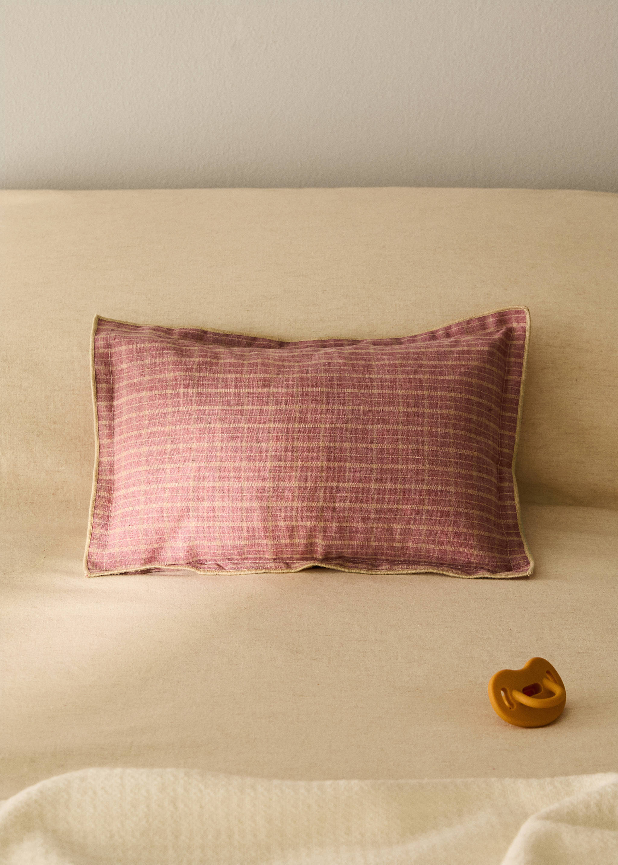 Children's cushion cover with check pattern and overlock stitching 20x30 cm - General plane