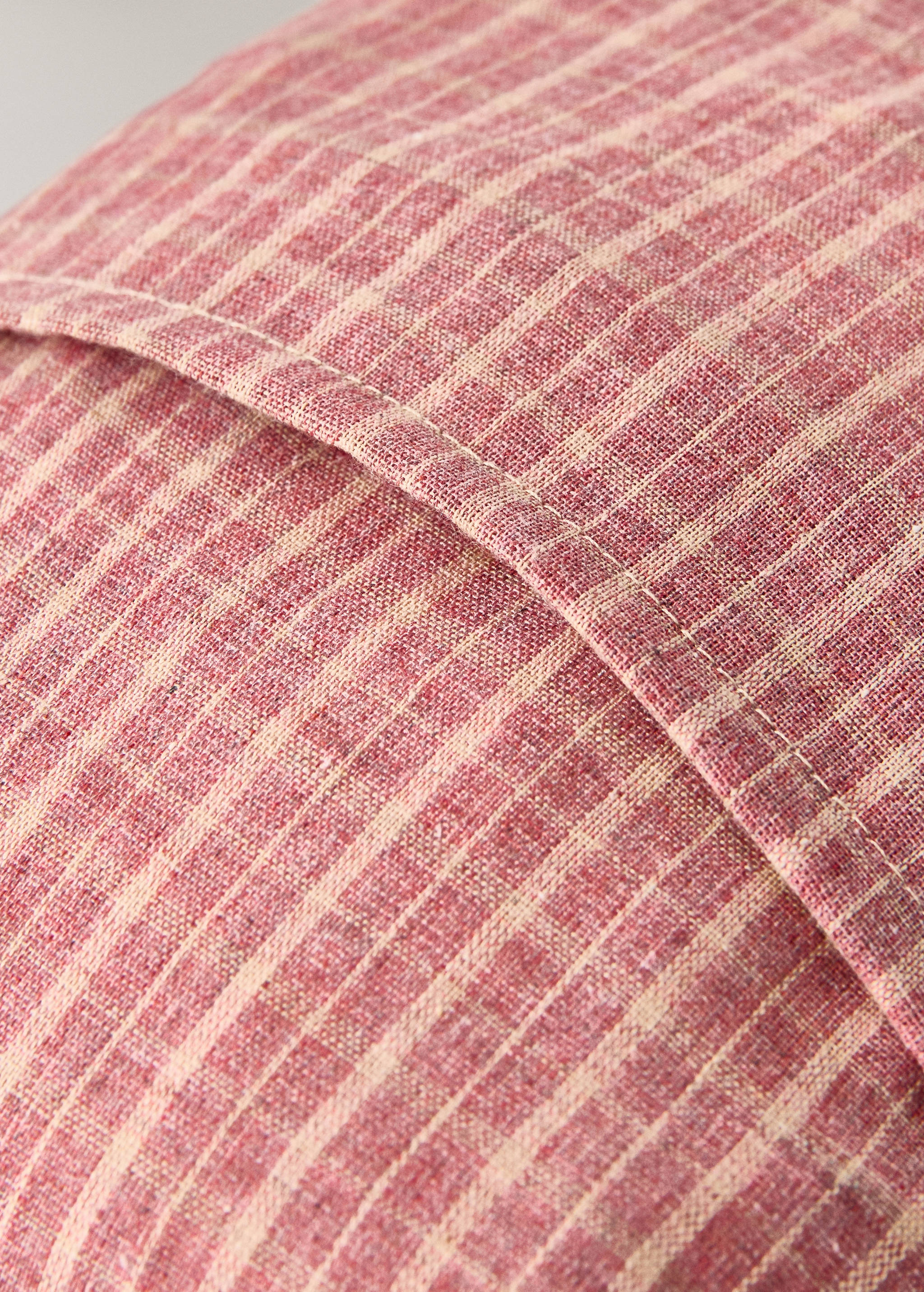 Children's cushion cover with check pattern and overlock stitching 20x30 cm - Details of the article 2