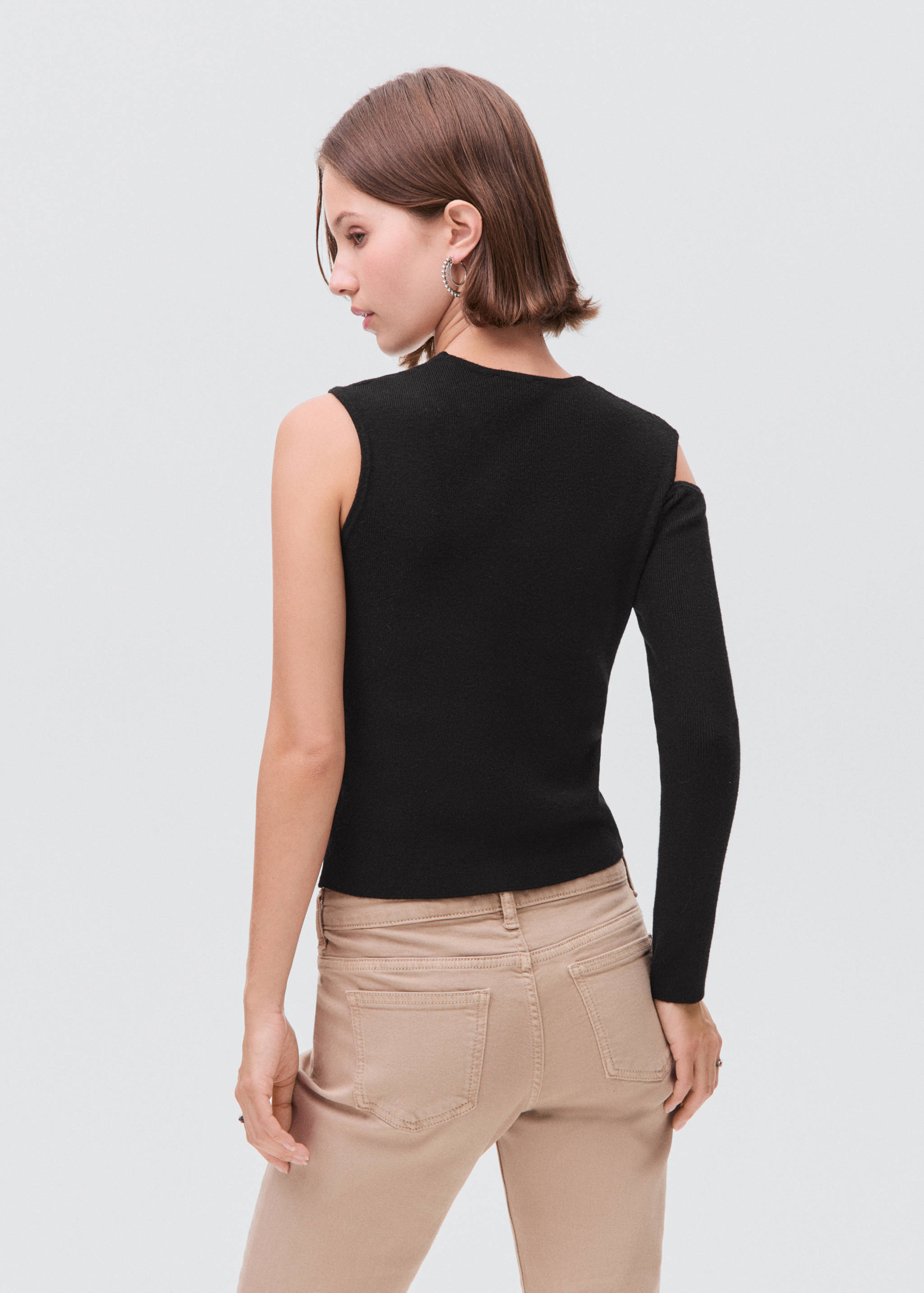 Asymetryczna koszulka z wycięciem - Tylna strona artykułu