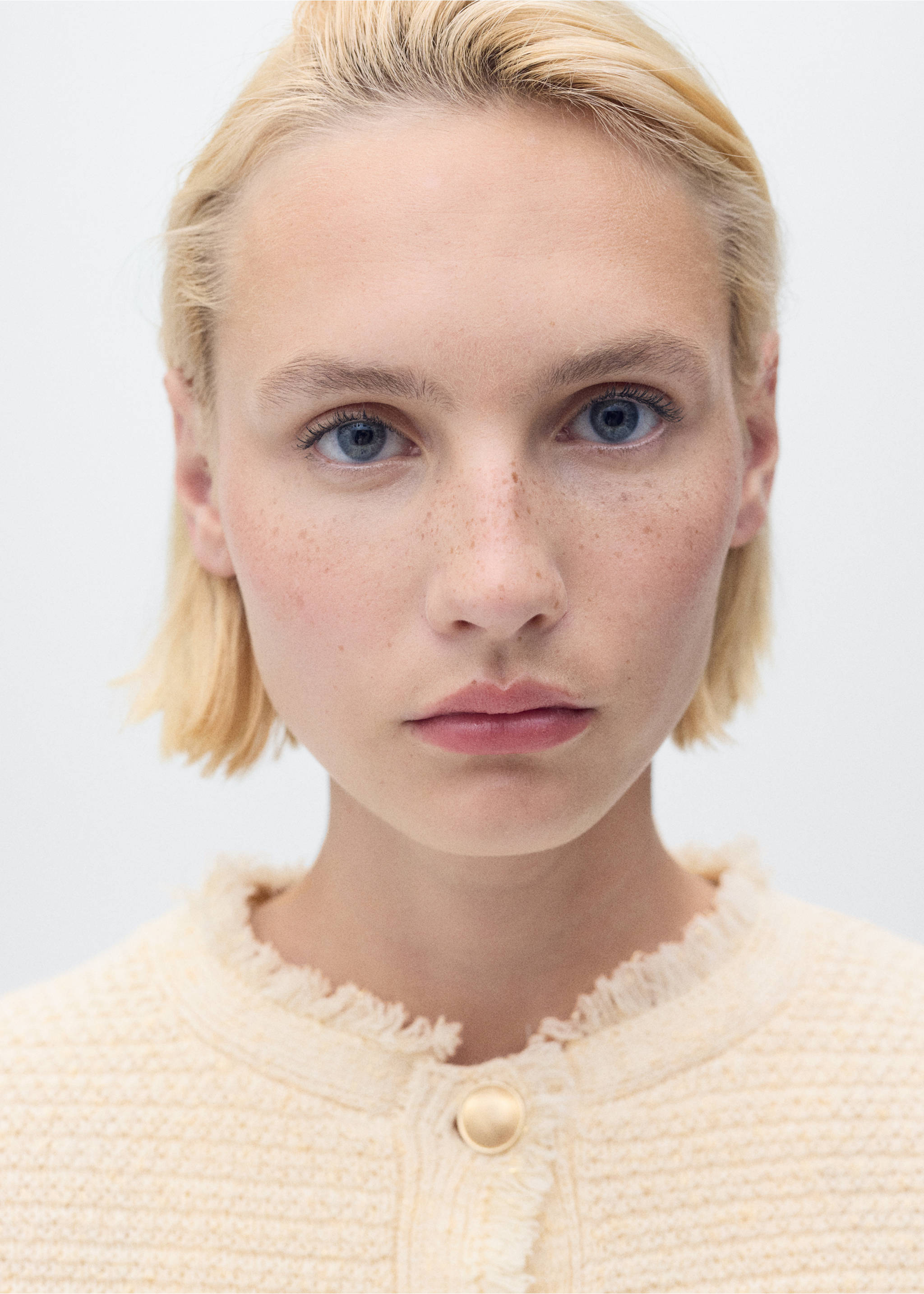 Knitted cardigan with frayed ends - Details of the article 1, Ecru. Ref: 17054083-00.