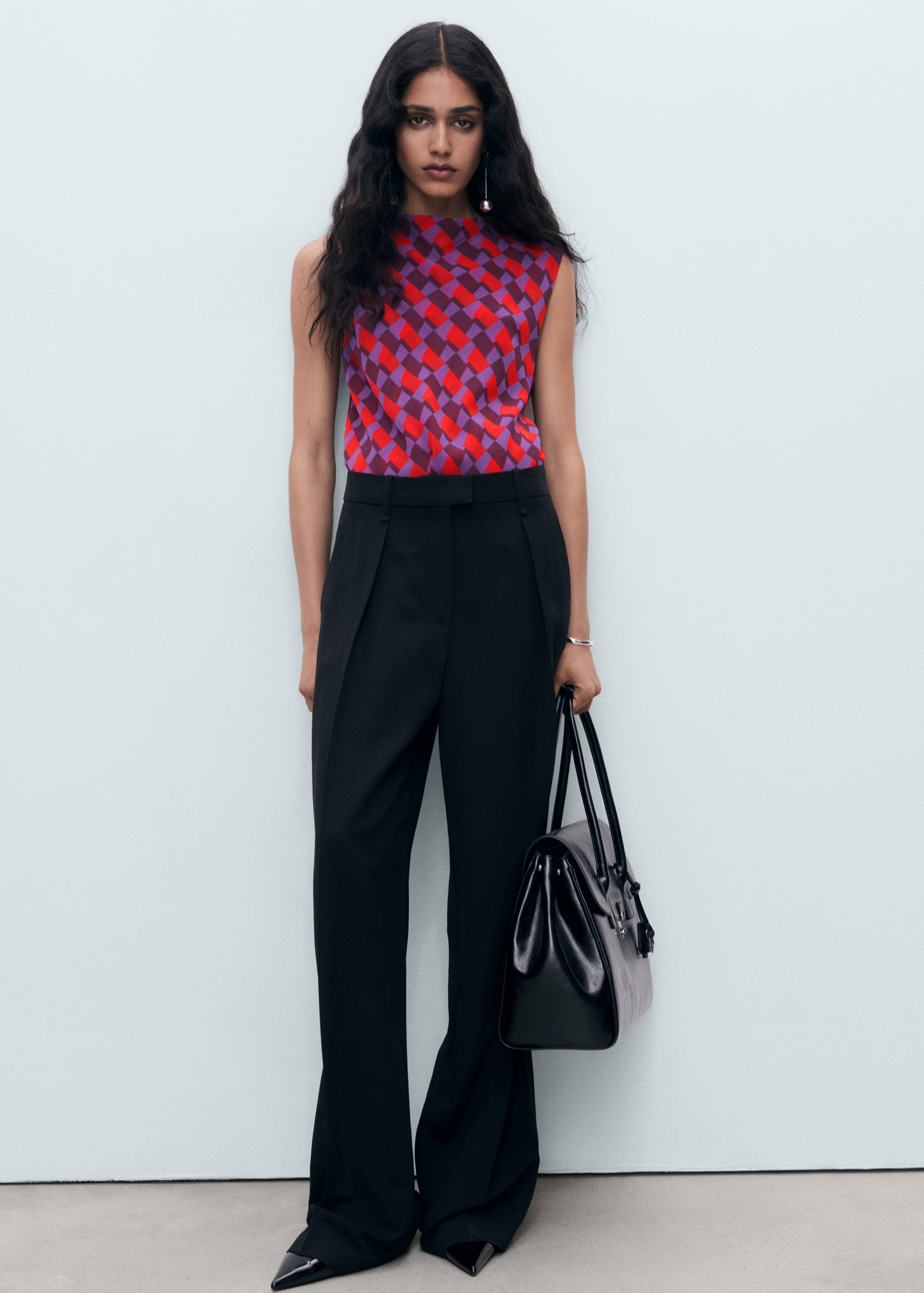 Blusa estampada com gola drapeada - Plano geral