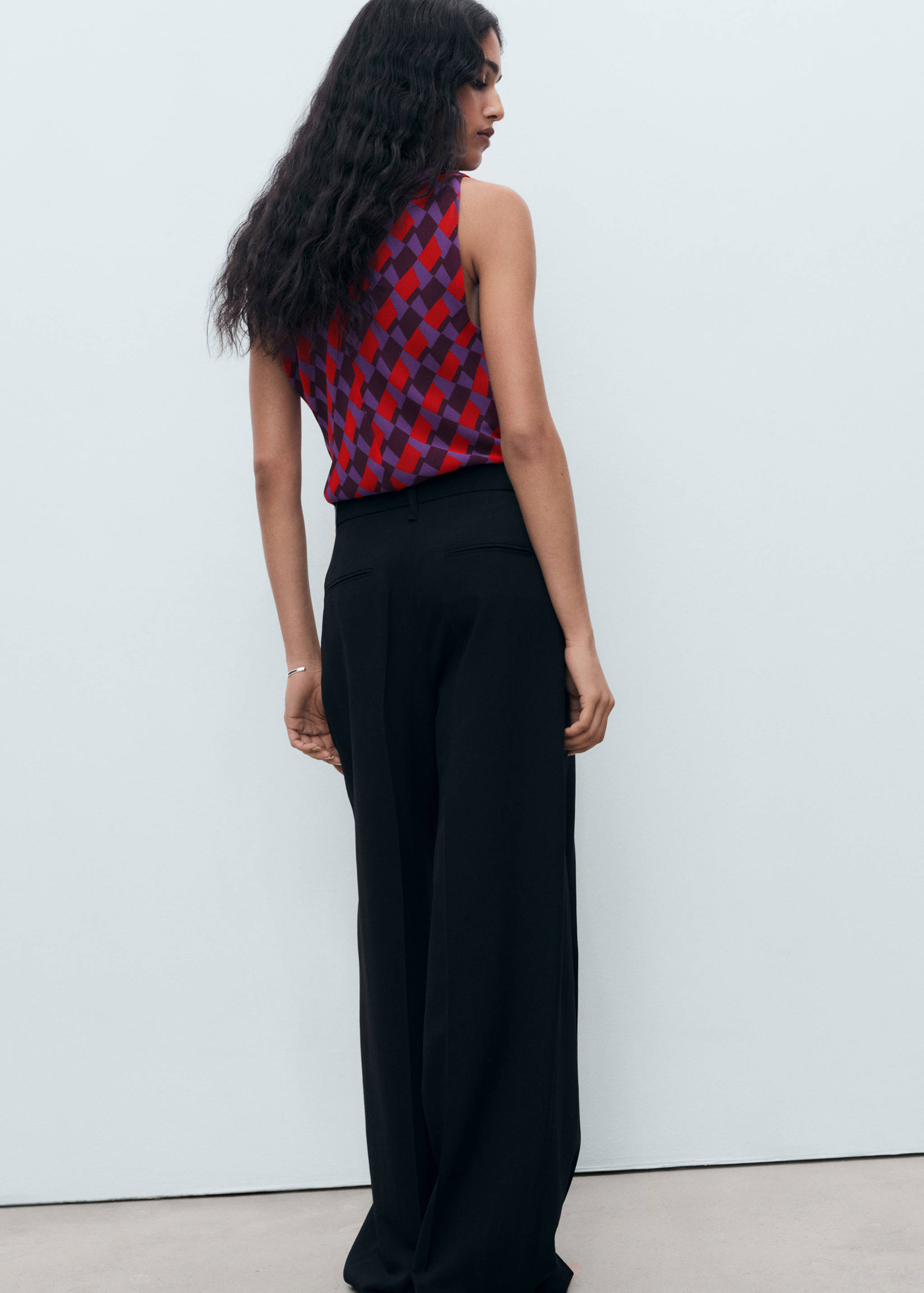 Blusa estampada com gola drapeada - Verso do artigo