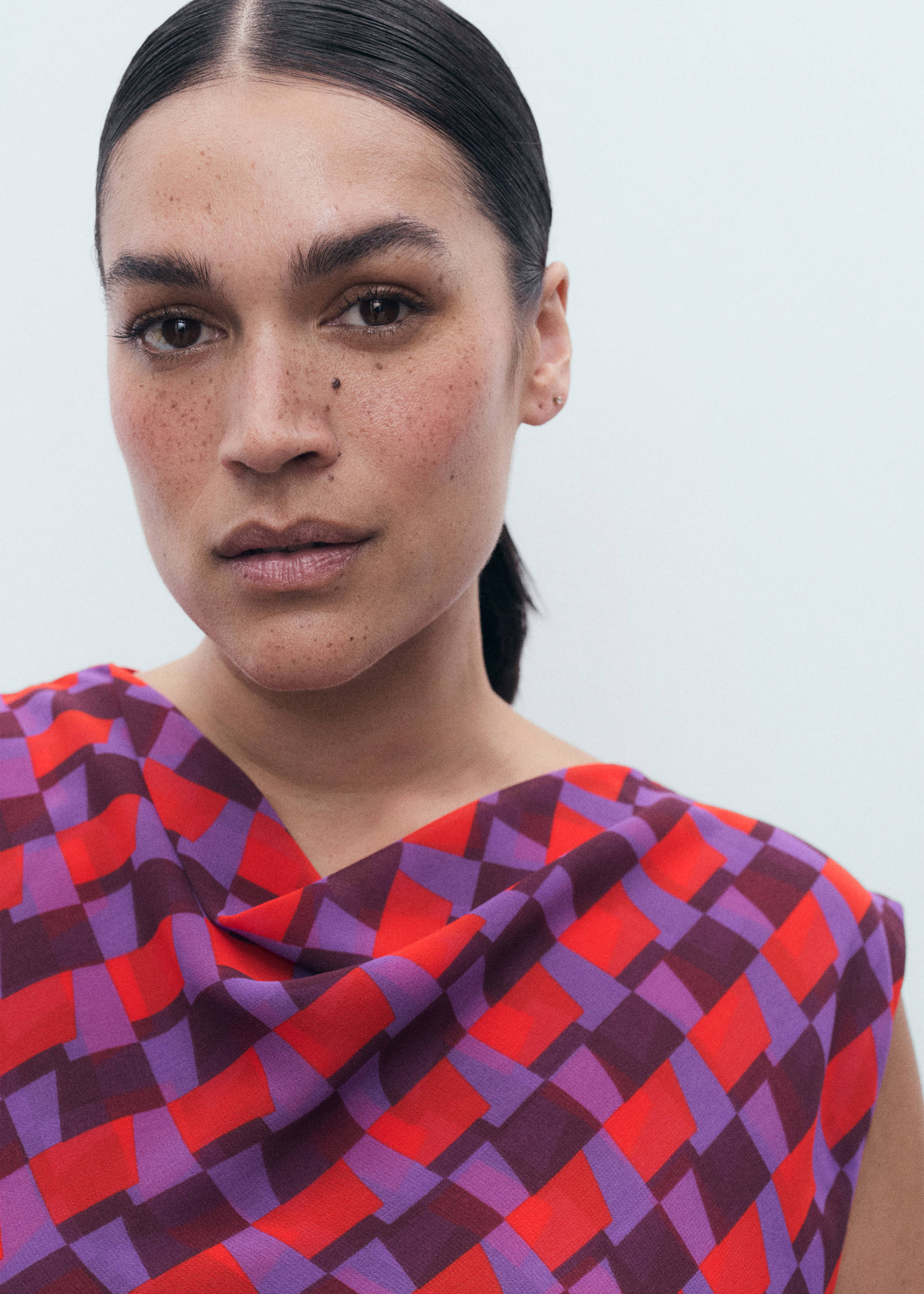 Blusa estampada com gola drapeada - Pormenor do artigo 4