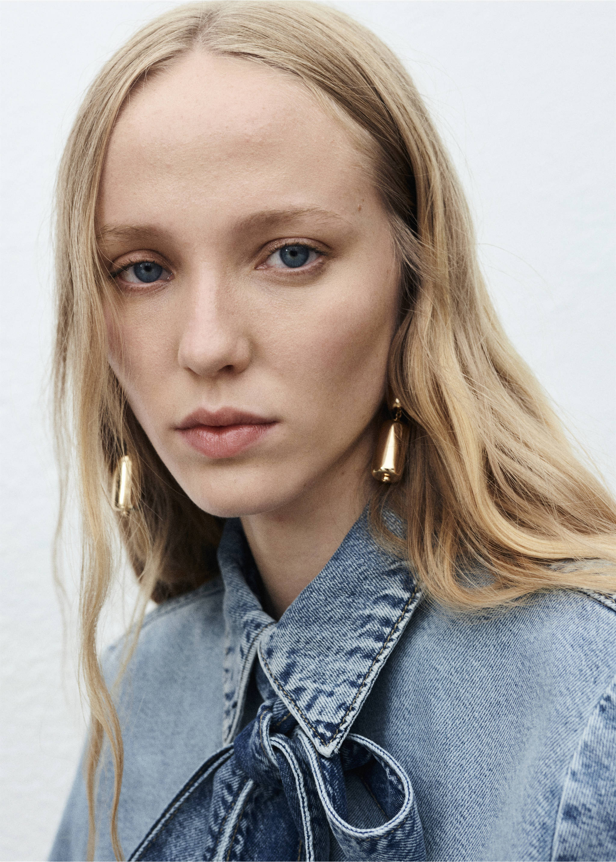 Denim shirt with bow - Details of the article 1, Medium Blue. Ref: 17054113-00.