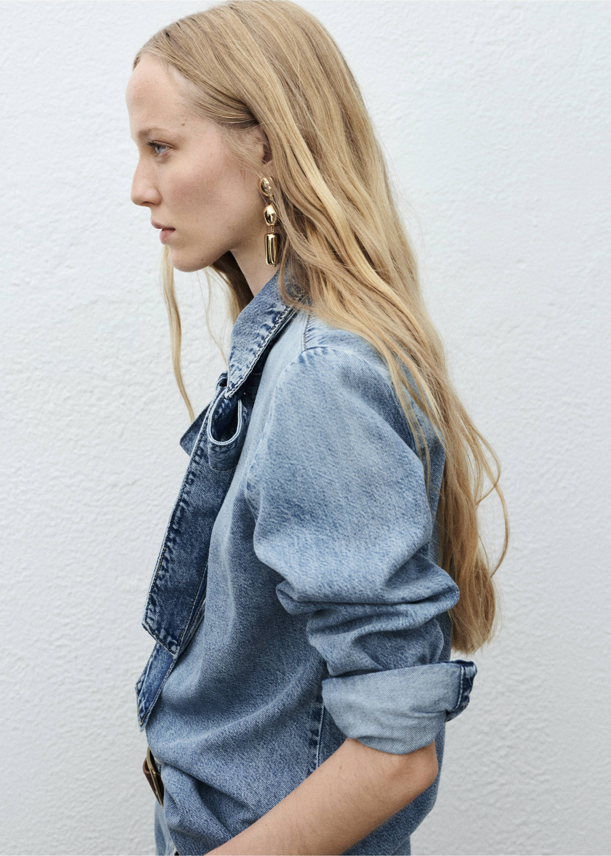Denim shirt with bow - Details of the article 6, Medium Blue. Ref: 17054113-00.