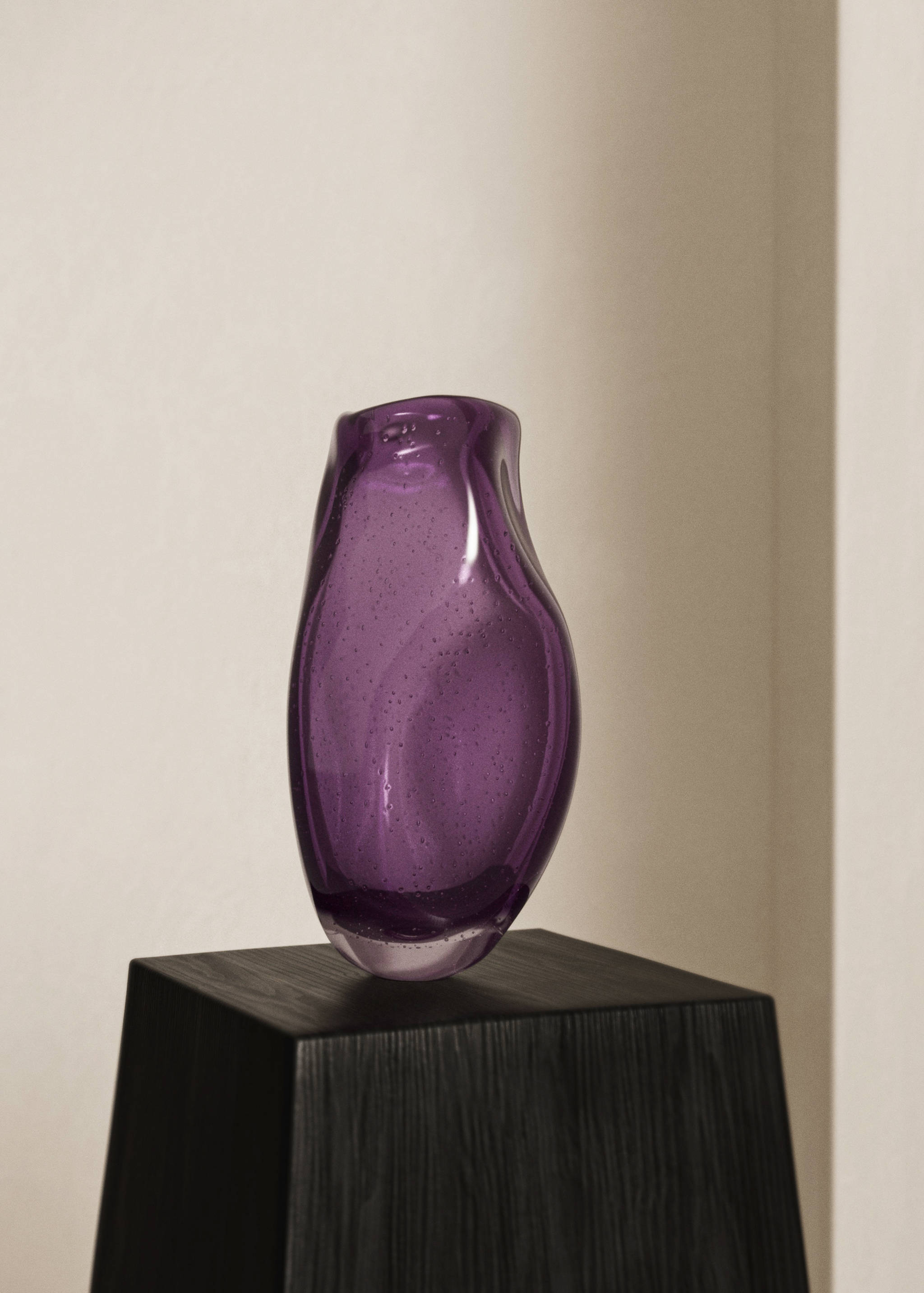 Tall irregular glass vase - General plane