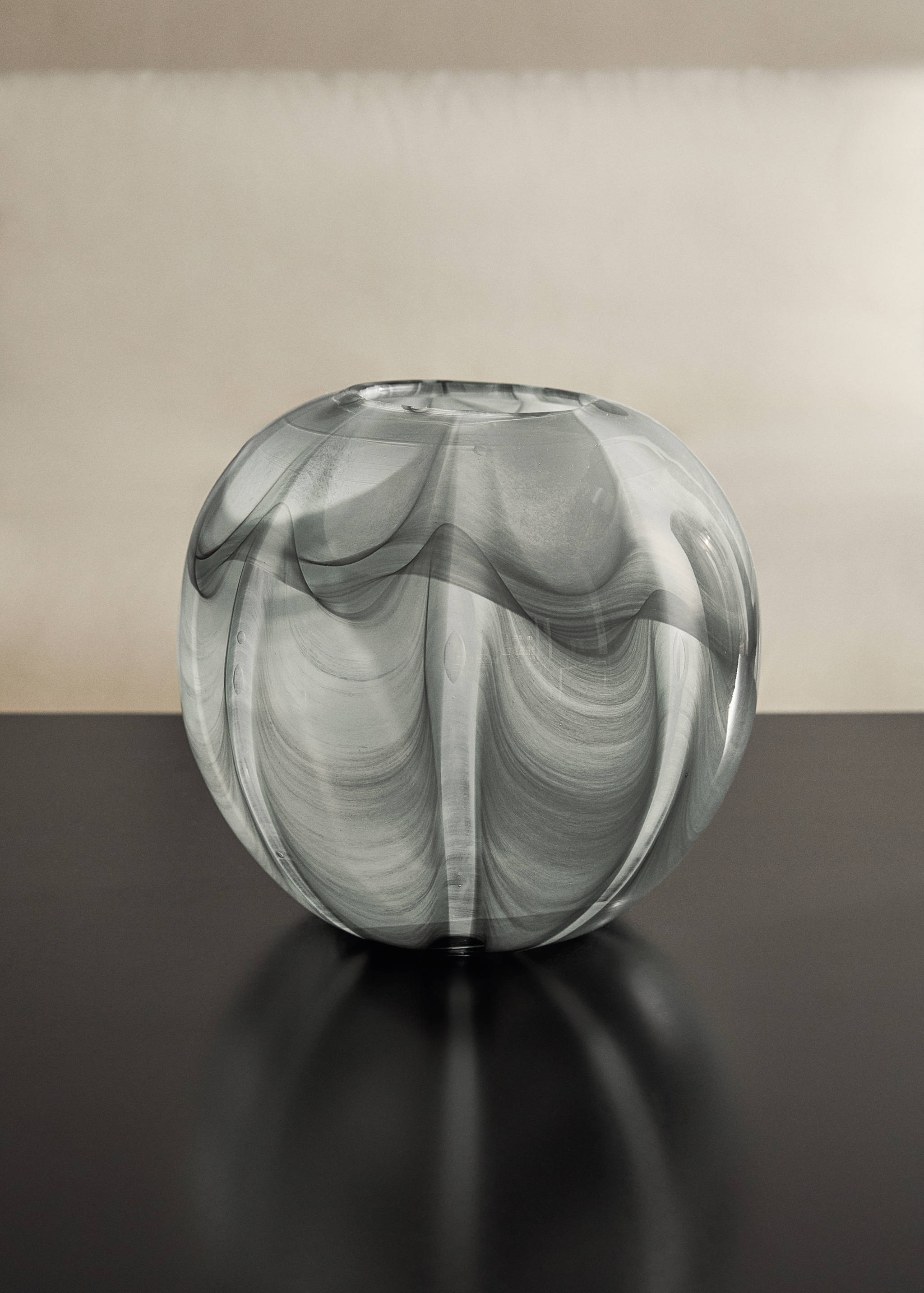 Glass vase with water ripples - General plane