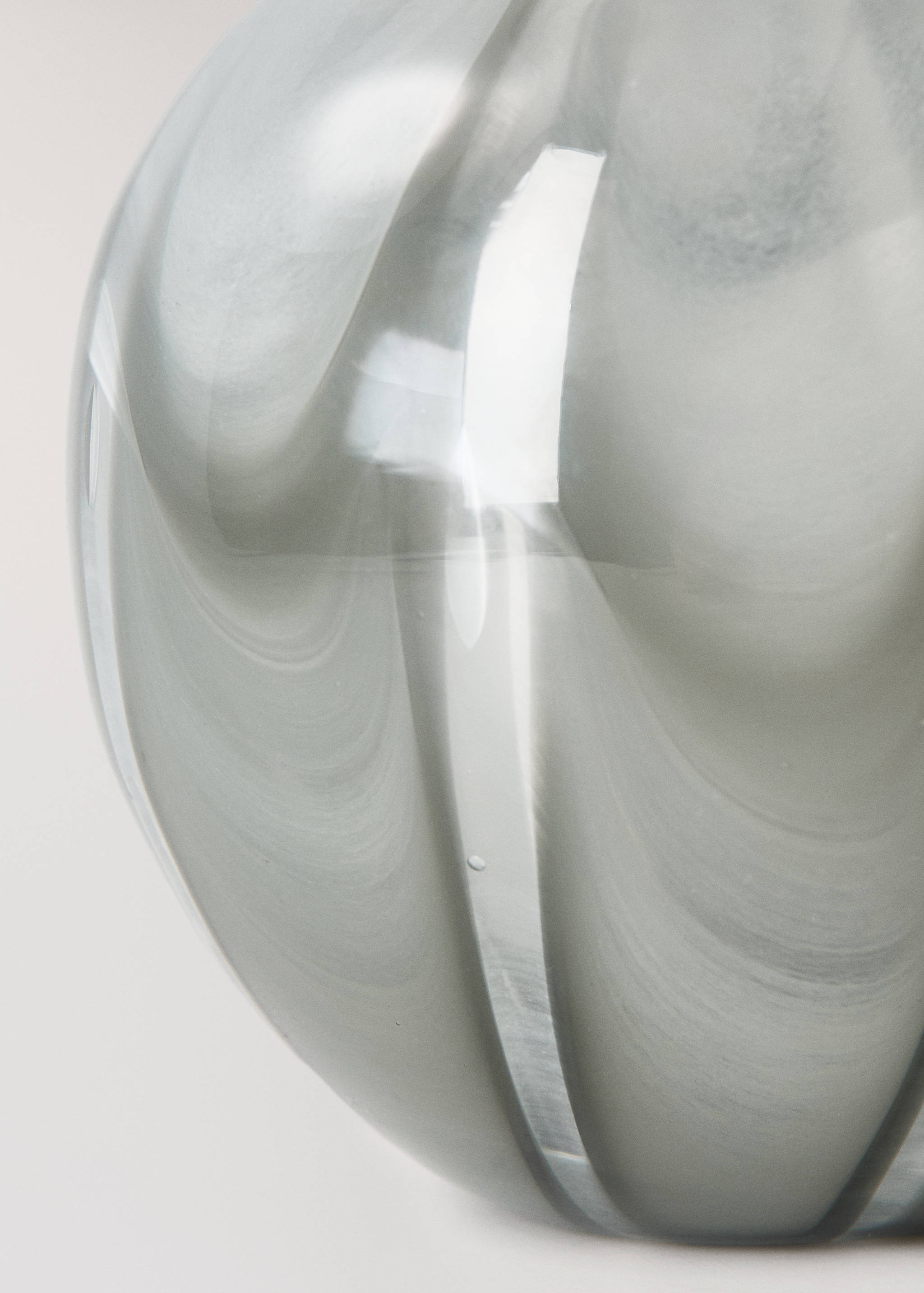 Glass vase with water ripples - Details of the article 2