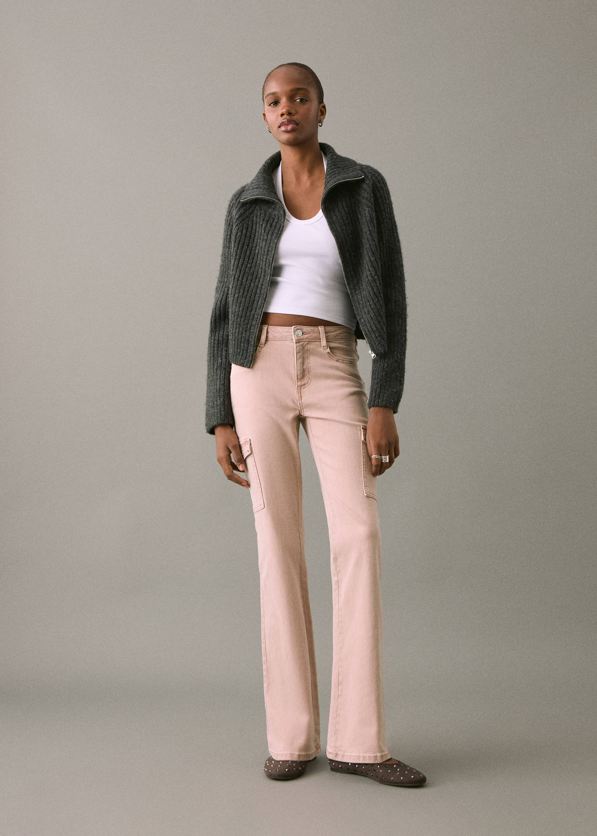 Jeans flare cargo tachuelas - Plano general