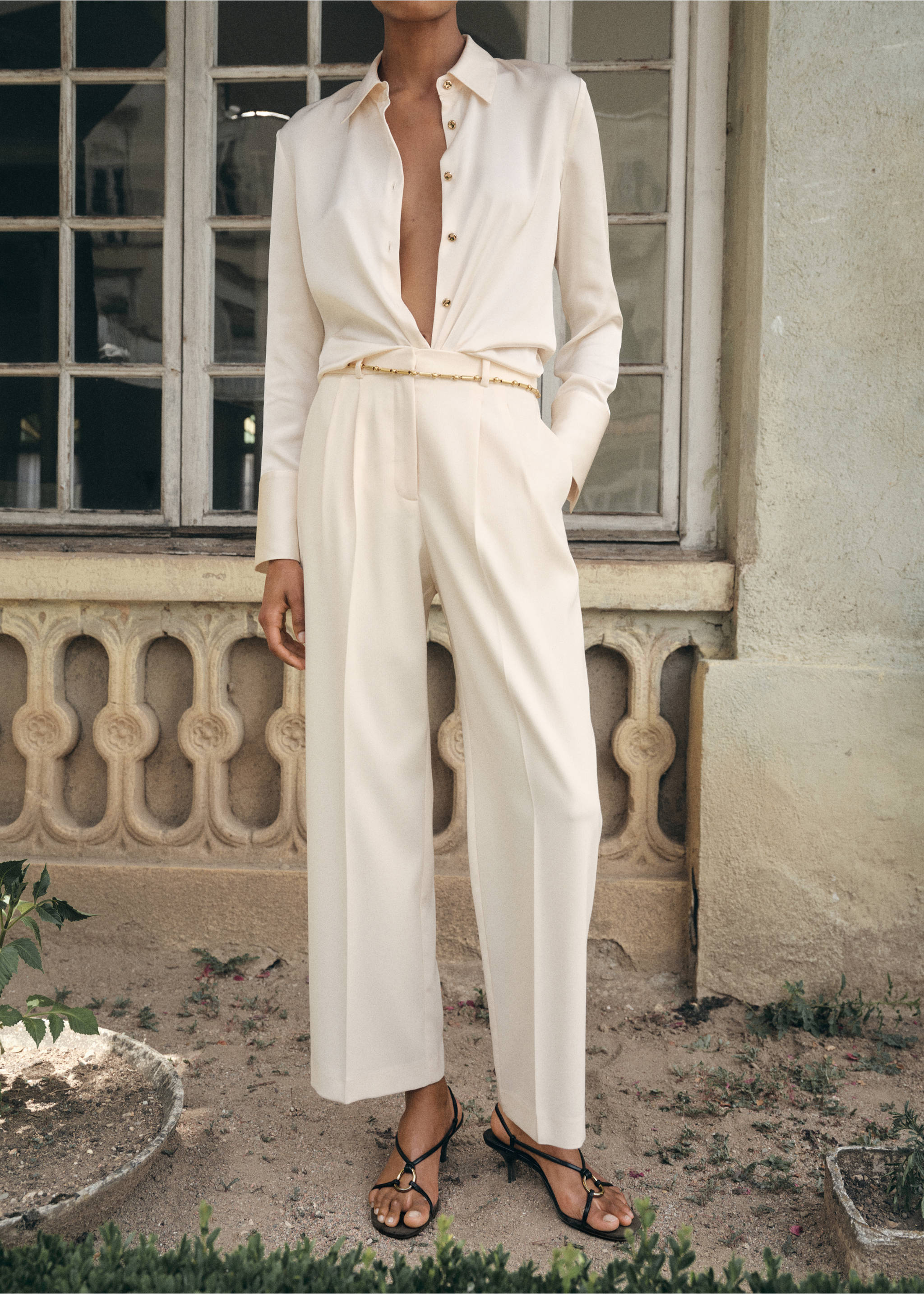 Прямые брюки с защипами - Средний план, Серебристый лед. Ref: 17054422-00.