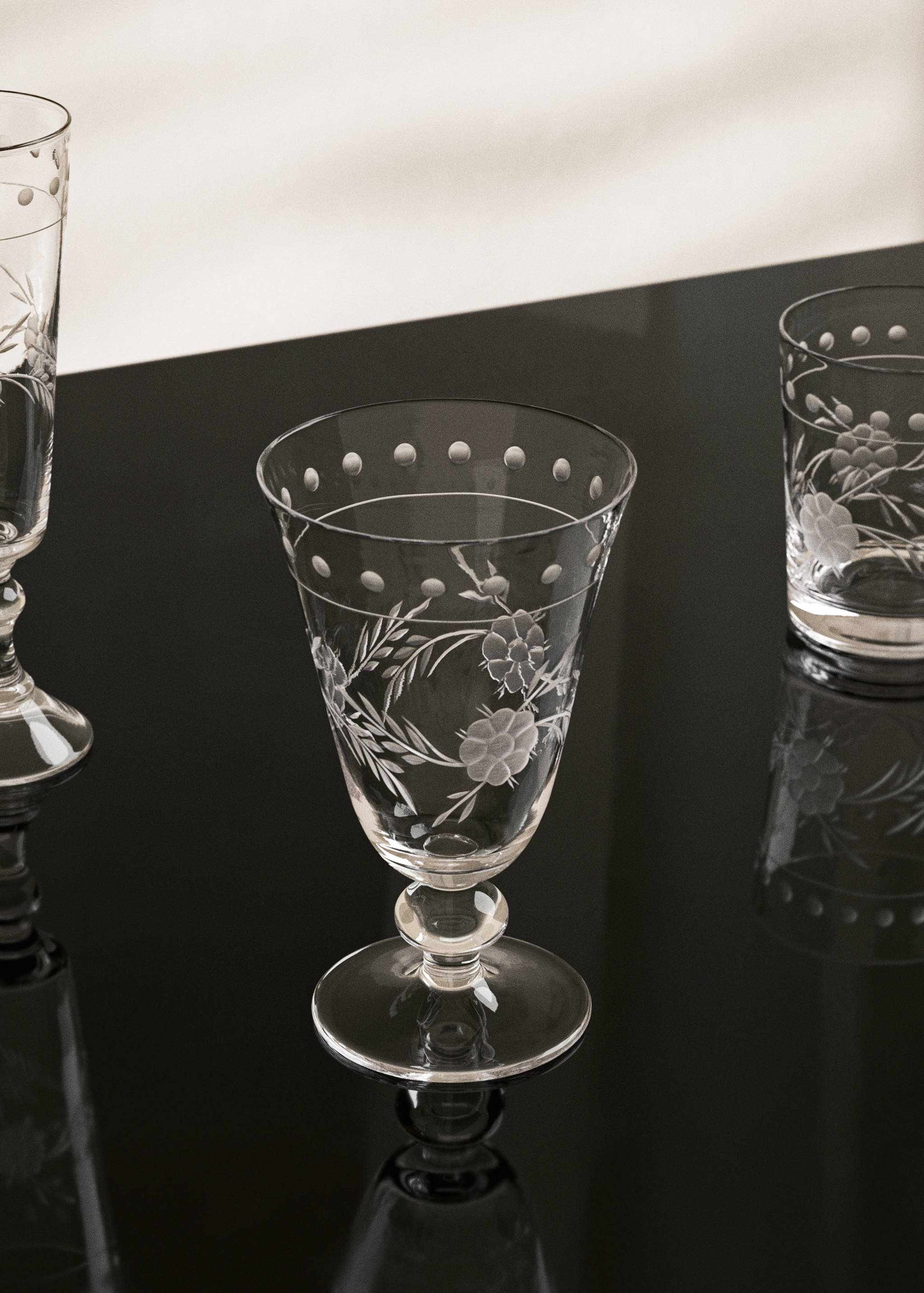 Cut glass stem glass with floral design - General plane