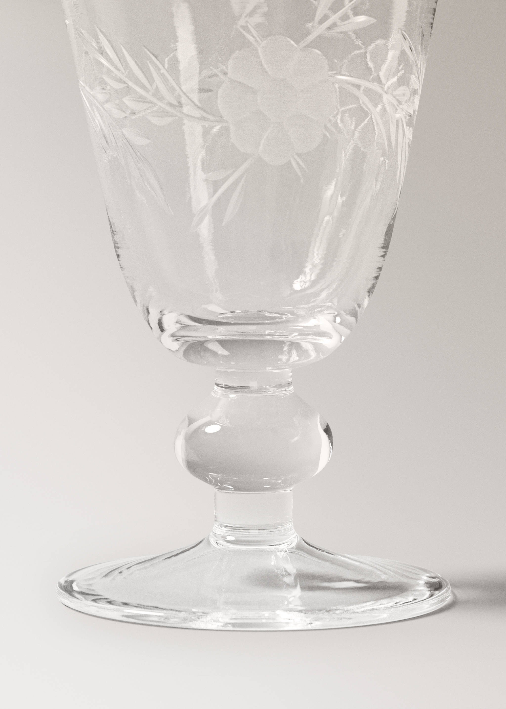 Cut glass stem glass with floral design - Details of the article 1
