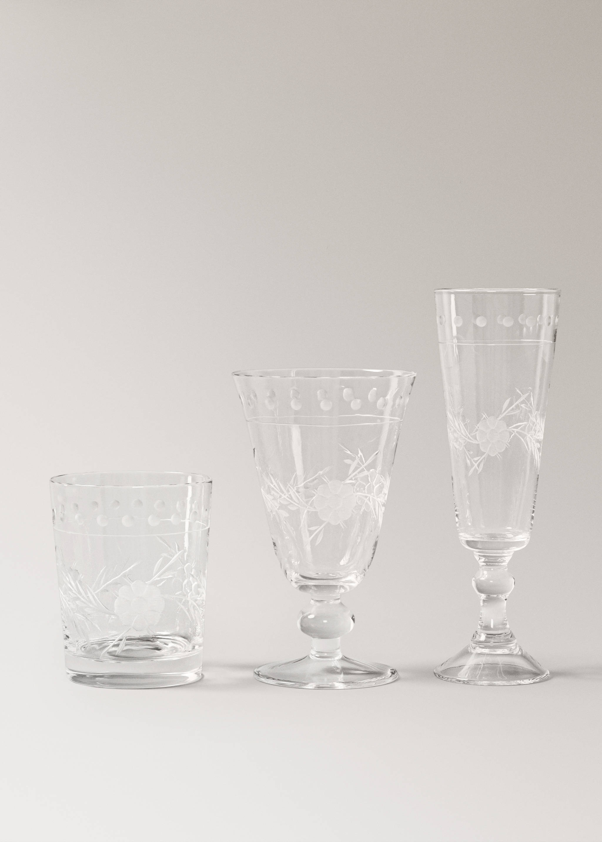 Cut glass stem glass with floral design - Details of the article 2