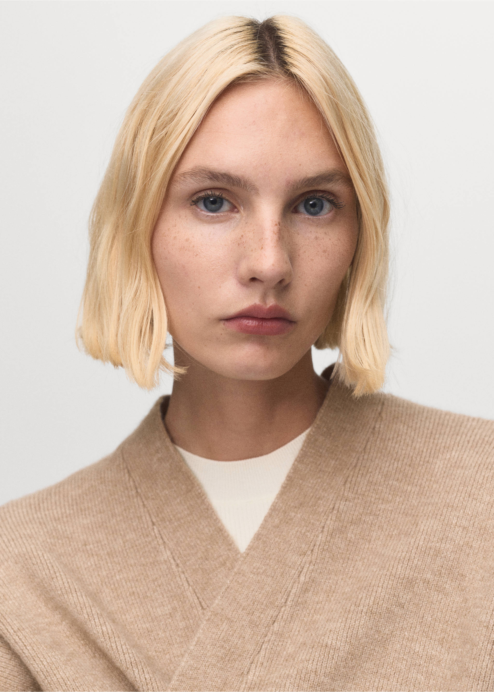 Long knitted coat - Details of the article 1, Light/Pastel Grey. Ref: 17054780-00.